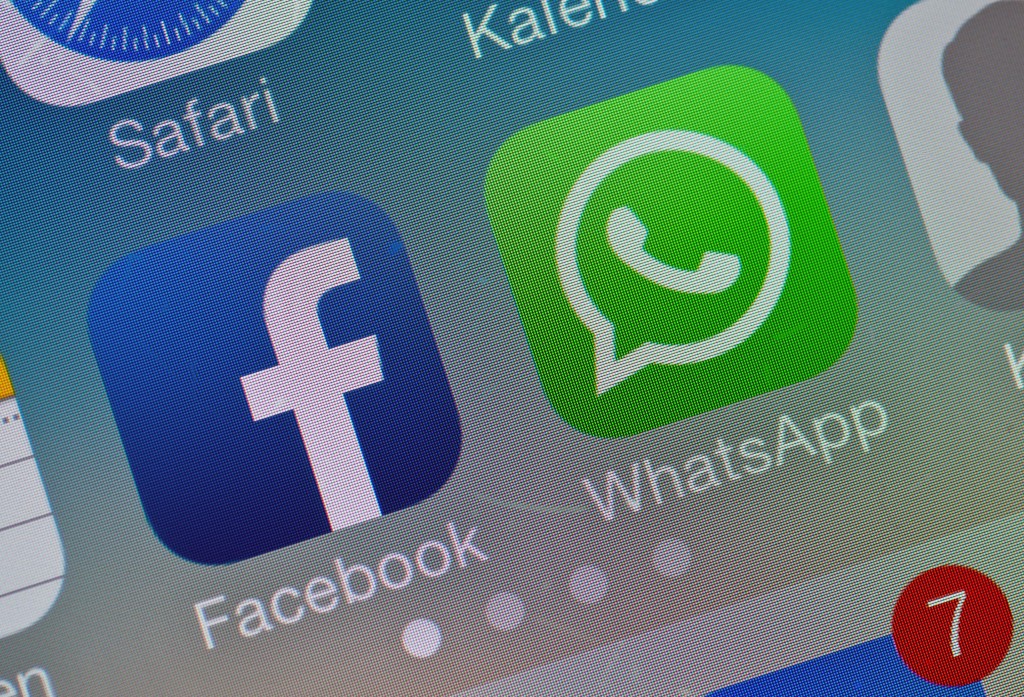 Facebook heeft de Europese Commissie gevraagd om een oordeel over de overname van de mobiele chatservice WhatsApp. Dat meldde de Amerikaanse zakenkrant The Wall Street Journal (WSJ) woensdag op gezag van bronnen die bekend zijn met de zaak. Door zelf de Europese concurrentiewaakhond in te schakelen zou Facebook willen voorkomen dat het vragen moet beantwoorden aan de bevoegde autoriteiten in alle afzonderlijke EU-lidstaten. Verscheidene telecombedrijven in Europa vrezen dat het internetbedrijf met WhatsApp erbij een wel erg machtige speler in mobiele communicatie wordt. Facebook kondigde in februari aan WhatsApp te willen kopen voor 19 miljard dollar. In de Verenigde Staten zijn de benodigde vergunningen voor de overname al binnen.