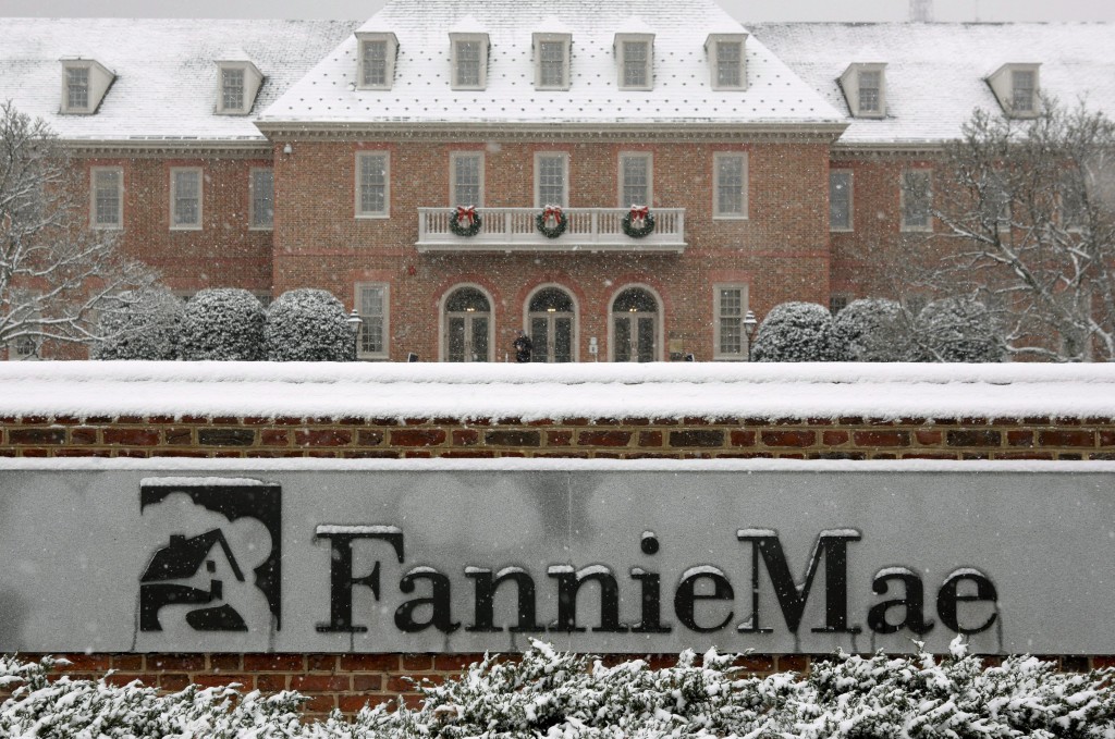 De genationaliseerde hypotheekverstrekker Fannie Mae betaalt het Amerikaanse ministerie van Financiën 7,2 miljard dollar (5,2 miljard euro) in de vorm van dividend, na een stevige winst in het afgelopen kwartaal en heel 2013. Dat maakte het bedrijf vrijdag bekend. Fannie Mae boekte in het vierde kwartaal een nettowinst van 6,5 miljard dollar en over heel 2013 werd een winst behaald van 84 miljard dollar. Fannie Mae profiteerde van het herstel op de Amerikaanse huizenmarkt. Met de jongste dividendbetaling komt het totale bedrag dat Fannie Mae aan de overheid heeft uitgekeerd uit op 121,1 miljard dollar. De hypotheekverstrekker werd samen met branchegenoot Freddie Mac tijdens de financiële crisis in september 2008 genationaliseerd door de Amerikaanse overheid om te voorkomen dat ze zouden bezwijken onder de crisis op de huizenmarkt. Met die redding was bijna 190 miljard dollar gemoeid, waarvan 116 miljard dollar naar Fannie Mae ging.