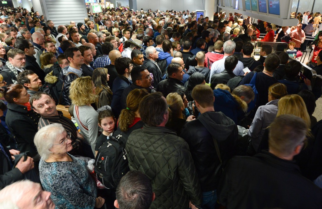 Reizigers van en naar de luchthaven van Frankfurt moeten vrijdag rekening houden met vertraging en annulering van vluchten. Het veiligheidspersoneel van de belangrijkste Duitse luchthaven staakt tot en met 23.00 uur voor hoger loon. De Duitse luchtvaartmaatschappij Lufthansa heeft ongeveer 35 vluchten geschrapt. In de meeste gevallen gaat het om reizen naar een andere Duitse stad. De directie van de luchthaven heeft reizigers opgeroepen zo vroeg mogelijk te komen om te kunnen inchecken.