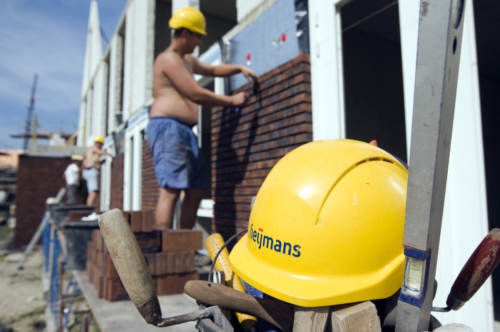 Heijmans denkt dat de bodem op de woningmarkt is bereikt, maar ziet herstel op z'n vroegst eind dit jaar op gang komen. Die markt liet in het vierde kwartaal van vorig jaar de eerste tekenen van herstel zien, zo meldde het bouwbedrijf donderdag bij de presentatie van de jaarcijfers. Desondanks voorziet Heijmans dat de woningmarkt pas eind 2014 of begin 2015 weer echt op gang zal komen. De markt voor infrastructurele projecten blijft dit jaar nog uitdagend.