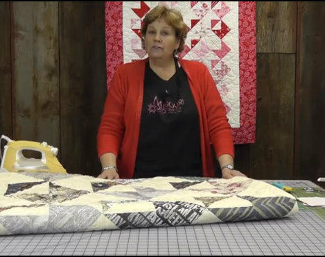 quilts jenny doan. Ze heet Jenny Doan, is 57 en drijft vanuit een een dorpje op het platteland van Kansas een florerende webwinkel in quiltmateriaal. Met dank aan het internet. Jenny, zoals haar fans haar noemen, trekt honderdduizenden bezoekers met haar instructiefilmpjes op YouTube. Ze laat zien hoe je in één dag een quilt maakt, die oogt alsof je er weken aan hebt gewerkt. Met dank aan de voorgeknipte stoflappen die Jenny verkoopt.