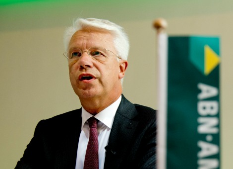 Het onderzoek van de Europese Centrale Bank (ECB) naar de financiële positie van de Europese bankensector kan een positief effect hebben op de waardering van banken. Dat zei Kees van Dijkhuizen, de financieel directeur van ABN Amro, vrijdag in een toelichting op de jaarcijfers. ABN verwacht dat de balanstest (de 'asset quality review') die dit jaar op de agenda staat, het vertrouwen in de financiële sector zal herstellen. Nu is er soms twijfel of een bank het eigen vermogen wel waard is, straks kan dat wel heel anders liggen, aldus Van Dijkhuizen. Volgens topman Gerrit Zalm betekent het ECB-onderzoek voor ABN veel werk, maar heeft de sector straks wel de zekerheid dat er "geen lijken meer uit de kast kunnen komen". Beursgang, mogelijk in 2015 Het genationaliseerde ABN Amro bereidt zich voor op een beursgang. Dat gebeurt mogelijk al in 2015. Het kabinet neemt waarschijnlijk eind dit jaar het besluit wanneer de beursgang precies plaatsvindt. ABN wil nog niet speculeren over de mogelijke opbrengsten. In 2013 werd het resultaat van ABN gedrukt door de economische crisis in Nederland. De bank moest voor bijna 1,7 miljard euro in de stroppenpot stoppen. Er waren veel extra voorzieningen nodig voor leningen waarvan ABN verwacht dat die uiteindelijk niet afgelost kunnen worden. Mkb heeft het moeilijk Vooral het midden- en kleinbedrijf heeft het erg moeilijk, waardoor veel klanten in dat segment in zwaar weer verkeren. Ongeveer 20 procent van het kredietvolume in het mkb van ABN wordt inmiddels kritisch bekeken door de afdeling bijzonder beheer van de bank. De nettowinst van ABN kwam afgelopen jaar wel 1 procent hoger uit dan in 2012, op 1,16 miljard euro. In dat cijfer zit een fors bedrag aan eenmalige posten verwerkt. Zonder die meevallers zou de winst gedaald zijn tot 752 miljoen euro, een derde minder dan het geschoonde resultaat een jaar eerder. Verbetering winstgevendheid Voor 2014 liggen er geen grote meevallers in het verschiet. Daarnaast zal ABN zo’n 200 miljoen euro kwijt zijn aan de resolutieheffing voor de redding van SNS Reaal. Ook moet er eenmalig waarschijnlijk een flink bedrag gestort worden in het pensioenfonds. ABN wil de komende jaren werken aan het verbeteren van de winstgevendheid. Daarvoor zal ook het personeelsbestand nog iets worden ingekrompen. Een massaontslag is echter niet nodig, verzekert Zalm. Binnen de internationale tak van ABN voorziet hij zelfs een groei van het aantal banen. Lees ook 'Vermaard bankiershuis Rothschild bereidt beursgang ABN Amro voor'
