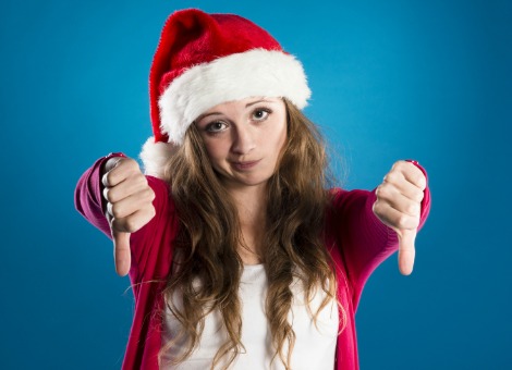 De Europese beurzen hebben hun verkorte handelsdag woensdag met gemengde resultaten afgesloten. Op de dag voor Kerstmis was het bijzonder rustig op de beurzen, waar beleggers bijkwamen van de stevige opmars van de voorgaande dagen. De Amsterdamse AEX-index sloot 0,3 procent in de min op 425,57 punten. De MidKap zakte 0,1 procent tot 635,75 punten. De beurs in Parijs leverde 0,4 procent in, terwijl de FTSE-index in Londen er 0,2 procent bij kreeg. In Frankfurt werd niet gehandeld. De AEX werd aangevoerd door het Egypische bouw- en kunstmestbedrijf OCI, dat 2,3 procent won. Wolters Kluwer volgde met een plus van 1,4 procent. Voorbeurs bleek uit een melding van de AFM dat Commerzbank zijn shortpositie in de informatieleverancier bijna volledig heeft afgebouwd. In de MidKap kreeg groothandels- en supermarktbedrijf Sligro er bijna 1 procent bij. Het economische herstel kan volgens economen van ING in 2015 een einde maken aan de jarenlange krimp van de omzet van voedselgroothandels. Vastned wint in MidKap Vastned won 0,7 procent na de verkoop van winkels in België, die niet meer in de strategie passen. Vastned verkocht de panden voor 3,5 procent onder de boekwaarde, maar verbeterde zo naar eigen zeggen zijn Belgische winkelportefeuille aanzienlijk. In Londen werd de producent van medische apparaten Smith & Nephew bijna 8 procent meer waard. Volgens ingewijden staat de Amerikaanse branchegenoot Stryker op het punt een bod uit te brengen op het bedrijf. Olie weer goedkoper De prijs van Brentolie zakte woensdag ruim 2 procent naar 60,38 dollar. Amerikaanse olie werd 1,7 procent goedkoper en kostte 56,15 dollar per vat. De euro werd voor 1,2220 dollar verhandeld, tegen 1,2180 dollar bij het slot van de Europese beurzen op dinsdag. Op Wall Street wordt de handelssessie woensdag ook verkort. De handelsdag eindigt daar om 19.00 uur (Nederlandse tijd). De Europese beurzen zijn donderdag en vrijdag dicht, in New York wordt op tweede kerstdag weer gehandeld. De beurs in Tokio is tijdens de kerstdagen gewoon in bedrijf.