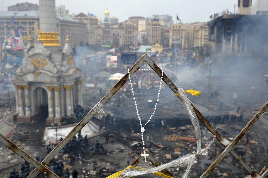 De aandelenbeurs in Kiev is woensdag onderuit gegaan, een dag na het bloedige geweld in de hoofdstad met tientallen doden en honderden gewonden. De hoofdindex, die uit 10 fondsen bestaat, daalde met 2,5 procent. De onrust drukt ook de waarde van de hryvnia. De Oekraïnse munt werd ruim 1 procent minder waard ten opzichte van de dollar. De prijzen van diverse grondstoffen liep juist flink op. Zo werd maïs uit de Oekraïne in 2 dagen tijd meer dan 7 dollar duurder op circa 225 dollar per ton. Oekraïne is de op twee na grootste exporteur van maïs. Het overgrote deel verlaat het land via havens aan de Zwarte Zee, waar weinig is te merken van de strijd in de hoofdstad en de stad Lviv in het westen. Het tonnage van geëxporteerde granen, vooral maïs, was in de eerste 2 weken van februari 1,2 miljoen ton. Dat is een stuk meer dan de 819.600 ton die een jaar eerder werd uitgevoerd. Maatregelen tegen Oekraïne Brussel verwacht snel "gerichte maatregelen'' tegen de verantwoordelijken van het geweld in Oekraïne, nu de situatie daar is verslechterd, aldus de voorzitter van de Europese Commissie, José Manuel Barroso. Barroso uitte de hoop dat de EU-lidstaten met spoed tot sancties besluiten tegen personen die verantwoordelijk zijn voor het geweld en voor het gebruik van buitensporig geweld. Betrokkenen zouden een reisverbod kunnen krijgen. Ook zouden hun tegoeden in de EU kunnen worden bevroren. Volgens EU-buitenlandchef Catherine Ashton worden als reactie op het bloedvergieten alle mogelijke opties onderzocht, waaronder gerichte maatregelen tegen de verantwoordelijken voor onderdrukking en het schenden van mensenrechten. Waarnemers verwachten dat president Viktor Janoekovitsj en zijn handlangers op de zwarte lijst komen. Spoedberaad in Brussel Meerdere EU-lidstaten hebben al duidelijk gemaakt strafmaatregelen te willen. De EU-ministers van Buitenlandse Zaken houden donderdag in Brussel spoedberaad over Oekraïne. De leiders van Frankrijk en Duitsland buigen zich woensdag in Parijs over de crisis in Oekraïne. De Duitse bondskanselier Angela Merkel zei uiterst bedroefd te zijn over de escalatie. De Franse minister van Buitenlandse Zaken Laurent Fabius maakte al duidelijk dat er waarschijnlijk EU-sancties komen tegen individuen. "We blijven niet onverschillig. De verantwoordelijken kunnen niet ongestraft blijven'', zei de bewindsman. De EU aarzelde tot nu toe met strafmaatregelen uit vrees de crisis te verslechteren. De Oekraïense machthebbers, die met Rusland lonken, zouden nog meer afstand van Brussel kunnen gaan nemen. Ook Tweede Kamer debatteert over Oekraïne De Tweede Kamer debatteert donderdagochtend, of mogelijk zelfs woensdagavond al, met minister Frans Timmermans van Buitenlandse Zaken over de situatie in Oekraïne. Het debat, dat woensdag werd aangevraagd door VVD-Kamerlid Han ten Broeke, vindt plaats voorafgaande aan het spoedberaad van de EU-ministers van Buitenlandse Zaken. Voorafgaande aan het Kamerdebat wil de Kamer een brief van het kabinet.