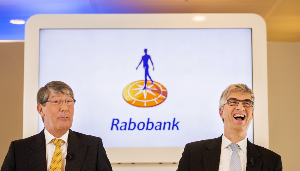 Rabobank boekte in 2013 een forse lagere bedrijfswinst. De bank moest geld opzij zetten voor het Libor-schandaal, leed verlies op vastgoed en zag zijn aandeel op de hypotheekmarkt krimpen. De winst vóór belastingen van Rabobank viel afgelopen jaar fors lager uit op 415 miljoen euro, tegen een bedrag van ruim twee miljard euro in 2012. Helemaal onder de streep zag het resultaat er minder dramatisch uit. De nettowinst ging slechts twee procent achteruit tot iets meer dan twee miljard euro, zo maakte Rabobank donderdag bekend. Verkoop Robeco dempt grote verliezen Grote winstdalingen bij onder meer het binnenlandse bankbedrijf en de vastgoedtak werden gecompenseerd door de opbrengst uit de verkoop van vermogensdochter Robeco in 2013. Rabobank hield netto 1,7 miljard euro over aan de desinvestering, zo blijkt uit het jaarverslag. Dit bedrag heeft Rabobank hard nodig gehad om forse klappen op te vangen. Naast afwaarderingen op het vastgoed en reorganisatievoorzieningen bij lokale Rabobanken, schikte Rabobank voor 775 miljoen euro de zaak rond de manipulatie van het Libor-rentetarief.