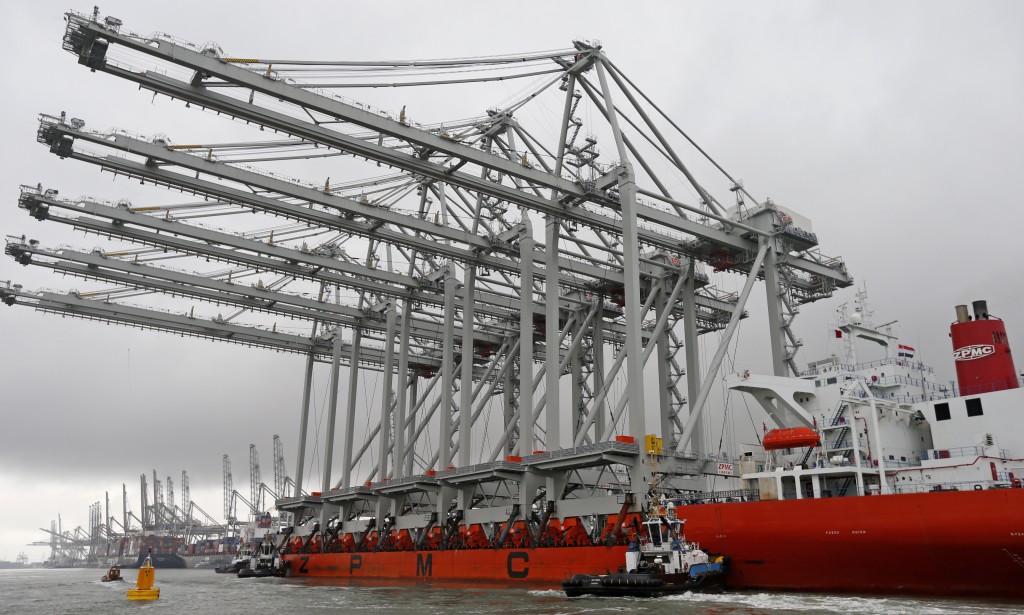 De Rotterdamse Haven had afgelopen jaar last van een iets tegenvallende overslag. Daarnaast drukten hogere rentelasten op leningen die zijn aangegaan voor de Maastvlakte 2 de winst. Havenbedrijf Rotterdam heeft het afgelopen jaar 227 miljoen euro winst gemaakt, 1 miljoen euro minder dan in 2012. De bedrijfsopbrengsten stegen met 4 procent tot 640 miljoen euro. Dat maakte de exploitant van Europa's grootste haven vrijdag bekend.