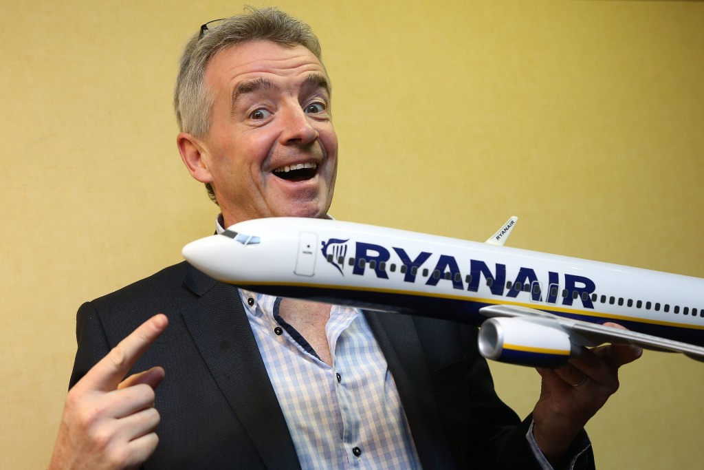 Air France krijgt op Parijs Charles de Gaulle mogelijk concurrentie van Ryanair. De grootste prijsvechter van Europa heeft zogenoemde slots verkregen voor een beperkt aantal dagelijkse vluchten van en naar de luchthaven in het zomerseizoen. Of Ryanair de slots ook gaat gebruiken is nog niet bekend. Volgens de Franse krant La Tribune heeft Ryanair bij de Franse slotcoördinator Cohor slots voor 21 dagelijkse vluchten aangevraagd, schrijft Luchtvaartnieuws.nl. Het gaat om vluchten naar Barcelona, Bergamo, Rome, Dublin, Lissabon, Madrid, Porto en Berlijn. Uiteindelijk zouden er zo’n vijftien zijn toegewezen. Of Ryanair de slots gaat gebruiken is de vraag, want de maatschappij zou alleen de hand hebben weten te leggen op slots in de middag en niet in de drukkere ochtenduren. De maatschappij heeft nog tot 31 januari de tijd om te besluiten of het de toegewezen slots gaat gebruiken of teruggeeft aan de slotcoördinator. Op de thuisbasis van Air France zijn al twee lowcostmaatschappijen actief: easyJet en Vueling. Ryanair bedient Parijs op dit moment uitsluitend via het vliegveld van Beauvais, ruim tachtig kilometer ten noorden van de Franse hoofdstad. Voor dit winterseizoen had Ryanair slots aangevraagd voor Orly, maar is uiteindelijk niet van gestart gegaan met vluchten vanaf de luchthaven ten zuiden van Parijs. Om interessanter te worden voor met name zakelijke reizigers vliegt Ryanair in toenemende mate vanaf grote luchthavens dichterbij stadscentra, zoals Brussels Airport (naast Charerloi) en Barcelona El Prat (naast Girona en Reus). Sinds oktober onderhoudt de maatschappij vier dagelijkse vluchten van Schiphol naar Dublin. Lees ook op Luchtvaartnieuws.nl Europese Commissie belooft dat vliegtickets goedkoper worden Air France-KLM voelt gevolgen van aanslagen Parijs KLM breidt netwerk uit met vijf Europese bestemmingen