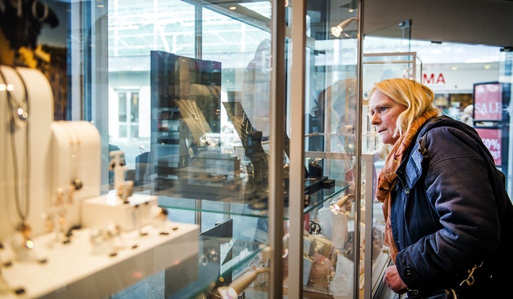 De failliete juweliersketen Siebel is verkocht aan het Russische Moscow Jewelry Factory. Dat heeft curator Marinus Pannevis donderdag bekendgemaakt. Moscow Jewelry is van plan om de Siebel winkelketen binnen 2 weken te heropenen voor het publiek. Siebel heeft in totaal 36 winkels. Het Russische bedrijf wil het aantal winkels de komende 3 jaar uitbreiden tot meer dan 60. ,,Siebel komt gelukkig weer in rustiger vaarwater, onder leiding van een zeer professionele en succesvolle koper'', aldus Pannevis.