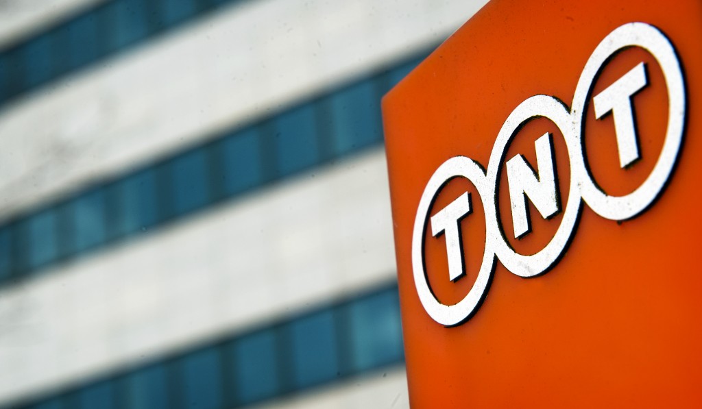 TNT Express wil zijn resultaten de komende jaren verbeteren door zich meer te richten op het Europese wegennetwerk en op de dienstverlening aan de industrieën die het belangrijkst zijn voor het bedrijf. Dat meldde het internationale koeriersbedrjf dinsdag bij de presentatie van de resultaten van het vierde kwartaal. In het afgelopen kwartaal zag TNT Express de omzet met bijna 5 procent dalen tot 1,7 miljard euro. De voor wisselkoersen aangepaste operationele winst verbeterde met 31 procent tot 76 miljoen euro. TNT Express boekte een nettowinst van 32 miljoen euro, terwijl een jaar eerder een verlies van 148 miljoen euro werd geïncasseerd.