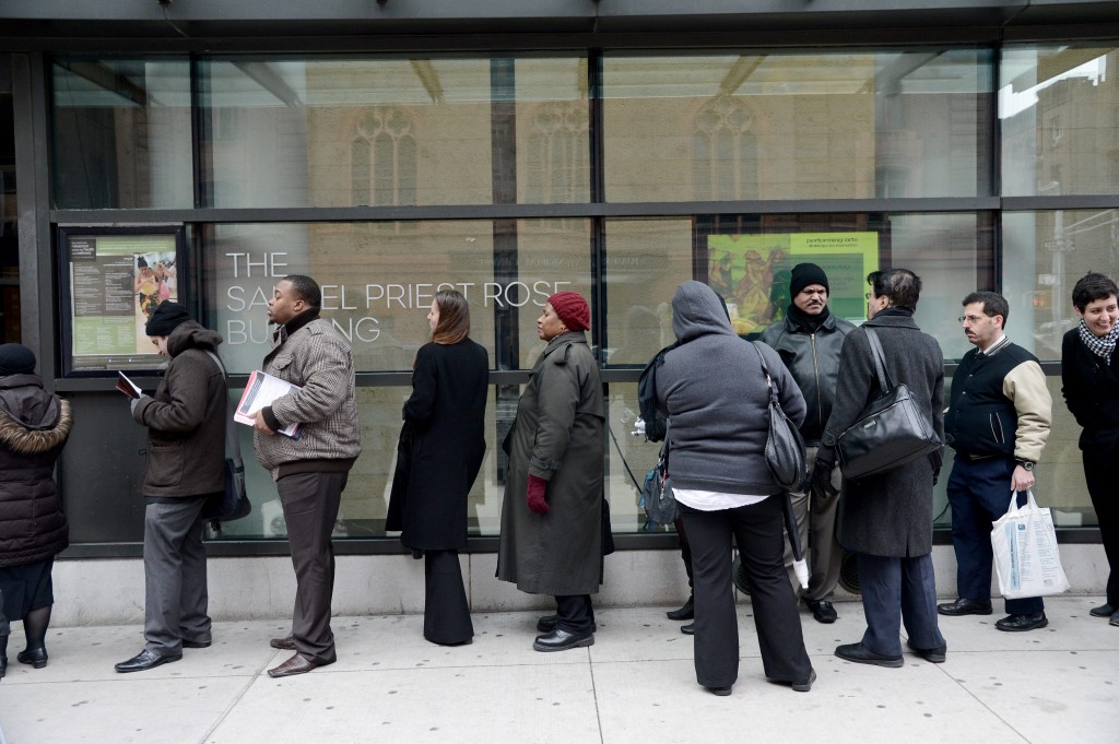De aandelenbeurzen in New York zijn vrijdag met winsten begonnen. Beleggers leggen het zwakke banenrapport naast zich neer en wijten de tegenvallende banengroei aan het slechte winterweer in de Verenigde Staten. De Dow-Jonesindex noteerde na enige minuten handelen 0,2 procent hoger op 15.655 punten en de brede S&P 500 klom 0,4 procent tot 1781 punten. De technologiegraadmeter Nasdaq steeg 0,6 procent tot 4082 punten. Uit cijfers van de Amerikaanse overheid bleek dat er in januari per saldo 113.000 banen werden gecreëerd in de Amerikaanse economie. Dat waren er aanzienlijk minder dan verwacht. De werkloosheid daalde vorige maand wel tot 6,6 procent van de beroepsbevolking, tegen 6,7 procent in december. Hier werd een stabilisering voorspeld. De werkloosheid staat nu op het laagste peil sinds oktober 2008.
