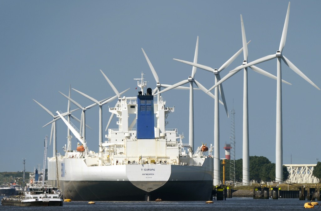 De stroomproductie uit wind, zon en biomassa bleef in 2013 hangen op zo'n 10 procent van de totale elektriciteitsproductie. De productie van hernieuwbare elektriciteit is vorig jaar licht gedaald, met 0,4 procentpunt tot 11,8 miljard kilowattuur (kWh). Dat maakte het Centraal Bureau voor de Statistiek (CBS) dinsdag bekend. De productie komt overeen met 10,1 procent van het totale elektriciteitsverbruik in Nederland. Onder hernieuwbare elektriciteit verstaat het CBS energie uit wind, waterkracht, zon en biomassa.