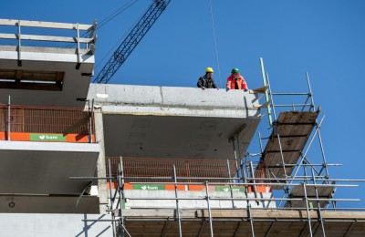 Dankzij het tijdelijk verlaagde btw-tarief op renovatiewerk zijn in de gehele bouw-, installatie- en groenvoorzieningsector bijna 20.000 banen behouden. Een derde van de bedrijven heeft door de maatregel geen mensen hoeven te ontslaan. Nog eens 17 procent van de aannemers en hoveniers zegt daardoor minder personeel de laan te hebben uitgestuurd. Dat staat in een donderdag gepubliceerd onderzoek in opdracht van onder meer Bouwend Nederland en hoveniersvereniging VHG. Het kabinet verlaagde de btw op renovatie en herstel in maart vorig jaar tijdelijk van 21 naar 6 procent. Daardoor is het voor huiseigenaren momenteel extra aantrekkelijk om hun woning of tuin te laten aanpakken. Volgens het onderzoek bezorgde de maatregel de branche voor zeker 2,6 miljard euro aan extra omzet. In het rapport komt ook naar voren dat woningen onder invloed van de btw-regeling sneller verduurzaamd worden. Een kwart van de bedrijven geeft aan dat er op dit moment meer duurzame materialen worden gebruikt in hun opdrachten dan voor de regeling. Hierbij valt te denken aan isolatiemateriaal, isolatieglas, zonnepanelen, LED verlichting in de tuin en dak- of gevelgroen. Het lagere btw-tarief geldt vooralsnog tot 1 januari 2015. De brancheorganisaties pleiten voor een verlenging van de regeling. "Het economisch herstel in de bouw is nog erg broos'', zegt onderzoeker Henri Busker. "Ik vrees voor een terugval in het aantal renovatieprojecten als de regeling ten einde komt.''