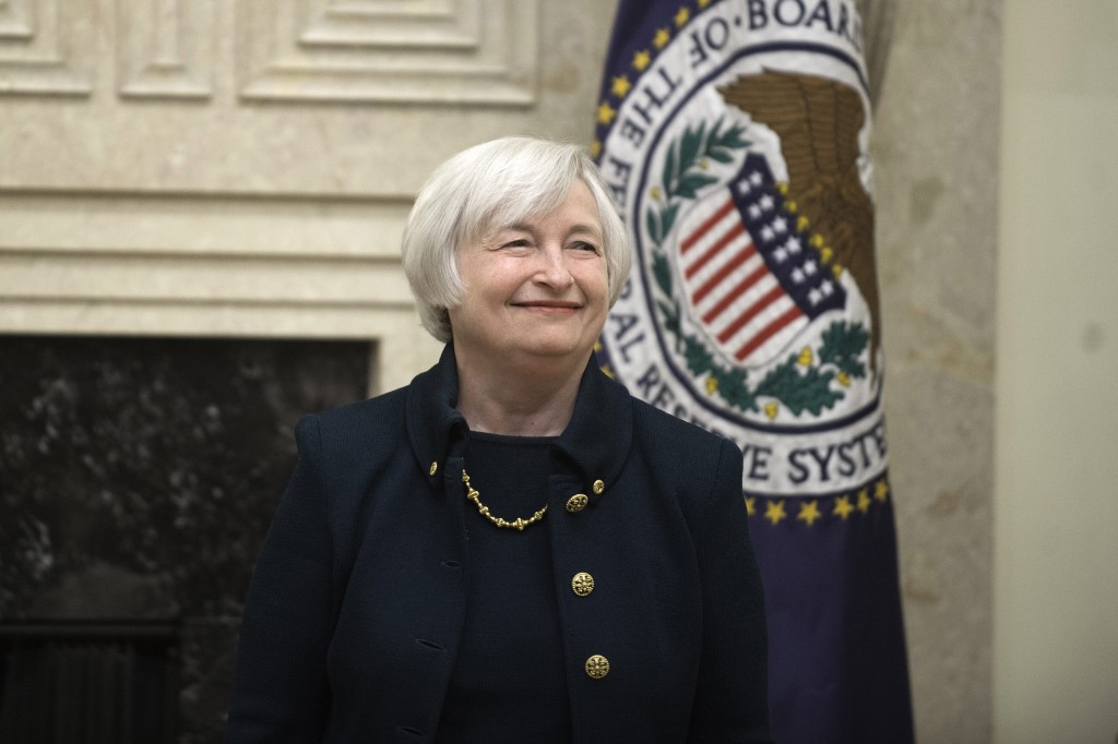 De Europese aandelenbeurzen gingen woensdagmiddag licht omhoog. Beleggers deden het rustig aan in afwachting van de uitkomsten van de beleidsvergadering van de Amerikaanse Federal Reserve (Fed), die later op de dag naar buiten komen. De AEX-index in Amsterdam noteerde in de middaghandel 0,2 procent hoger op 389,98 punten. De MidKap klom ook 0,2 procent, tot 667,37 punten. De beurzen in Parijs en Frankfurt wonnen 0,1 en 0,5 procent. De FTSE in Londen daalde 0,2 procent, ondanks een verhoging van de economische groeiverwachting door de Britse regering. "We kabbelen rustig voort en zullen dat waarschijnlijk blijven doen in de komende tijd. De Fed zal weinig schokkends doen en rustig verder gaan met het afbouwen van het steunbeleid", zei Sijmen Plomp, partner bij Ambassador Investments. Rentebesluit Fed Het rentebesluit van het beleidsorgaan van het stelsel van Amerikaanse centrale banken komt om 19.00 uur Nederlandse tijd naar buiten. De nieuwe Fed-voorzitter Janet Yellen zal het besluit een halfuur later toelichten tijdens een persbijeenkomst. Luchtvaartcombinatie Air France-KLM was de sterkste stijger in de AEX met een winst van 4 procent. Grootste daler was technisch dienstverlener Imtech met een verlies van meer dan 2 procent. Zwakke winstgroei moederbedrijf Zara In de MidKap stond Advanced Metallurgical Group (AMG) onderaan met een min van 3,5 procent. De metaalspecialist is vorig jaar hard geraakt door scherpe prijsdalingen. Over heel 2013 leed AMG een verlies, terwijl een jaar eerder nog een winst in de boeken werd gezet. In Madrid kwam Inditex met de jaarcijfers. Het Spaanse moederbedrijf van kledingketen Zara tekende in het afgelopen boekjaar de zwakste winstgroei op in 5 jaar. Beleggers waren desondanks tevreden met de resultaten en stuurden het aandeel ruim 4 procent hoger. De euro was 1,3908 dollar waard, tegen 1,3912 dollar bij het slot van de Europese beurshandel op dinsdag. De prijs van Amerikaanse olie steeg 0,5 procent tot 100,24 dollar per vat. Brentolie zakte 0,9 procent in prijs tot 105,86 dollar per vat.