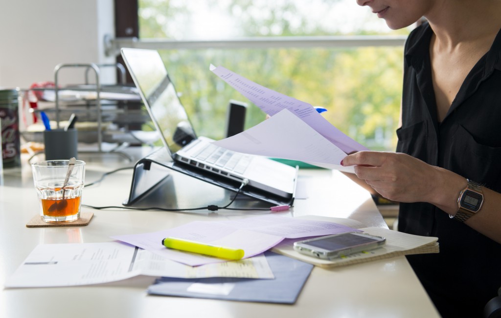 Voor eenpitters op de arbeidsmarkt brengt 2014 waarschijnlijk een inkomensstijging. Goed nieuws voor zzp'ers. Zzp'ers (zelfstandigen zonder personeel) kunnen dit jaar een lichte verbetering van hun inkomen verwachten, als gevolg van de aantrekkende economie. Dat heeft onderzoeksbureau Panteia becijferd in een dinsdag verschenen rapport, op basis van gegevens van het Centraal Bureau voor de Statistiek (CBS). Zzp'er: 2,75 procent erbij in 2014 Vorig jaar daalden de bruto-inkomsten van zelfstandigen volgens de onderzoekers nog met gemiddeld 0,5 procent. Voor dit jaar wordt een groei verwacht van 2,75 procent. Daarmee komen de inkomsten bijna op hetzelfde niveau als voor de kredietcrisis in 2008.