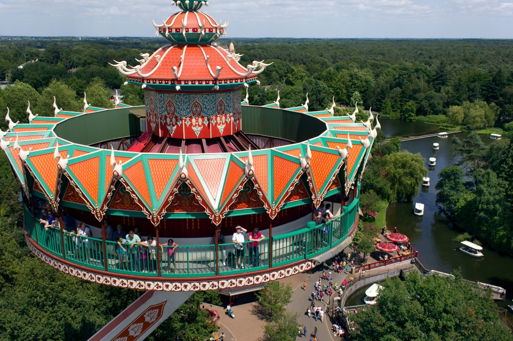 De Efteling heeft in 2013 iets minder bezoekers getrokken dan in 2012. Het is voor het eerst sinds zeven jaar dat het aantal bezoekers niet is toegenomen. Het aantal gasten dat het park in het Brabantse Kaatsheuvel aandeed, daalde met 80.000 tot 4.150.000 schrijft De Telegraaf. De Efteling wijt de daling aan het gebrek de economische omstandigheden en het feit dat er het afgelopen jaar geen nieuwe attracties zijn bijgekomen. Het pretpark denkt wel dat het ultieme doel, 5 miljoen bezoekers in 2020, niet in gevaar komt. De Efteling is met afstand de grootste attractie van ons land. In 2012 stond de Efteling op plek 1 van de ranglijst van meest bezochte dagattracties van Nederland met 4.230.000. Op de tweede plek stond het Van Gogh Museum met 1.483.000 bezoekers. Burgers Zoo in Arnhem stond in 2012 met 1.455.500 bezoekers op plek drie. Het Rijksmuseum was in 2012 nog maar beperkt open, maar zal in 2014 waarschijnlijk wel in de top 3 terechtkomen.