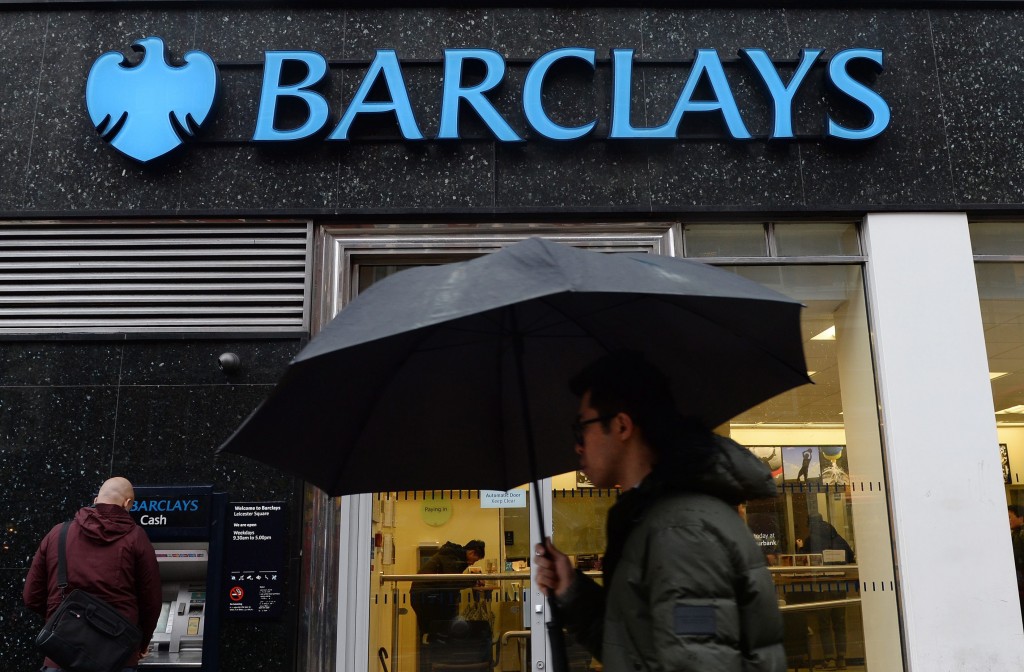 De Britse bank Barclays zet fors het mes in zijn zakenbankdivisie. Daardoor komen tussen nu en 2016 ongeveer 7000 banen te vervallen. Dat meldde het financiële concern donderdag. In februari meldde Barclays al dat dit jaar door de gehele organisatie 12.000 banen zouden verdwijnen. Dat worden er door deze ingreep 14.000. Barclays meldde verder dat zo'n 90 miljard pond aan bezittingen die nu op de balans van de zakenbank staan, zullen worden ondergebracht in een apart onderdeel met als doel ze op termijn af te stoten. Daardoor moet het gewicht dat de zakenbank in de schaal legt afnemen. Nu is dat onderdeel goed voor de helft van de balans. Dat moet in 2016 zijn teruggebracht tot hoogstens 30 procent.