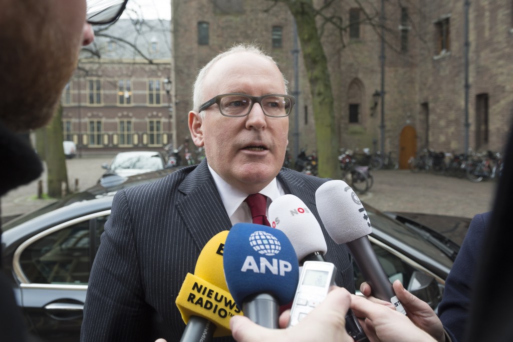 Nieuwe Europese sancties tegen Rusland zijn onvermijdelijk. Dat zei minister Frans Timmermans van Buitenlandse Zaken maandagochtend in Brussel kort voor beraad met zijn collega's over de crisis op het Oekraïense schiereiland Krim. Timmermans reageerde voor het eerst op het omstreden referendum dat zondag op de Krim werd gehouden. Een overweldigende meerderheid sprak zich uit voor aansluiting bij Rusland. ,,Het referendum is in strijd met de grondwet van Oekraïne en het gevolg van militaire agressie. Het houden van het referendum werd niet erkend, dus wordt ook de uitslag niet erkend. Sancties zullen op die manier onvermijdelijk worden.'' De Europese Unie maakte onlangs op een speciale top al duidelijk dat Rusland met nieuwe sancties moest rekenen, als het niet zou inbinden en niet met Oekraïne zou gaan praten. Hooggeplaatste verantwoordelijken voor de agressie op de Krim zullen nu op een zwarte lijst worden geplaatst. Hun Europese tegoeden worden bevroren en zij komen de EU niet meer in. Timmermans wilde niet zeggen om wie en om hoeveel personen het kan gaan. Het is de bedoeling dat de lijst maandag in Brussel wordt vastgesteld. De EU besloot onlangs al de beraadslagingen over visumvrij verkeer en een nieuw algemeen akkoord met Rusland stil te leggen. Om Moskou nog meer onder druk te zetten, sluit de EU een derde stap niet uit. Het gaat dan om zware economische sancties.