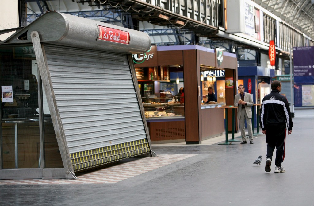 De Franse consument heeft in februari 0,3 procent minder uitgegeven dan een jaar eerder. Dat blijkt uit cijfers die statistiekbureau Insee vrijdag heeft gepubliceerd. De daling komt als een verrassing. Economen rekenden op een stijging van de consumptie met 0,7 procent op jaarbasis, na een afname met 0,5 procent in januari. Vergeleken met januari steeg de consumptie wel met 0,1 procent, maar dat was een stuk minder dan de 0,8 procent waar economen gemiddeld op rekenden.