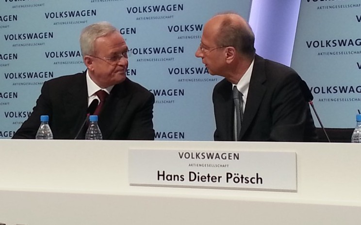 De Volkswagen groep denkt in 2014 wereldwijd meer dan 10 miljoen auto's te verkopen. Met name de merken Audi en Porsche doen het goed. Terwijl veel andere Europese automakers zoals PSA (Peugeot/ Citroën) en Fiat worstelen om boven te blijven, gaat het Volkswagen goed. Ondanks problemen op de thuismarkt Duitsland en de dure euro, schreef Volkswagen zwarte cijfers, zo bleek bij de presentatie van de jaarcijfers in Berlijn. Topman Martin Winterkorn verwacht in 2014 een recordaantal van 10 miljoen voertuigen te verkopen. Volkswagen wil graag de grootste autobouwer worden ter wereld. Op dit moment is Volkswagen nog de nummer 3. De Duitsers zitten de nummer twee, het Amerikaanse General Motors (GM), wel op de hielen. GM verkocht in 2013 9,71 miljard auto's, Slechts 10 miljoen auto's meer. Nummer 1 is het Toyota-concern dat in 2013 9,98 miljoen auto's verkocht Dit jaar leverde het concern, waar behalve Volkswagen ook Audi, SEAT Skoda, Porsche en Scania behoren, 9,7 miljoen voertuigen. De omzet bedroeg 197 miljard euro, 2,2 procent meer dan in 2012 (192,7 miljard). De nettowinst halveerde echter van 21,9 tot 9,1 miljard. De oorzaak waren kosten die het concern moest maken rond de afwikkeling van de overname van Porsche. Zorgenkindje SEAT Het belangrijkste merk van het concern is nog altijd Volkswagen zelf dat verantwoordelijk is voor de helft van de omzet. Maar het merk is zeker niet het meest winstgevend. VW had een positief bedrijfsresultaat van 2,9 miljard euro. Dat is minder dan Audi dat een operationele winst wist te behalen van 5 miljard terwijl de omzet met 49,9 miljard half zo groot is van die van VW. Ook het in 2012 volledig ingelijfde Porssche is een winstmaker. Van de crisis heeft het merk in elk geval geen last. Het behaalde op een omzet van 14,3 miljard euro een operationele winst van 2,6 miljard. Niet alle merken van het VW-concern zijn echter succesnummers. Het Spaanse merk SEAT is nog altijd verliesgevend. En het van oorsprong Tsjechische Skoda schrijft weliswaar zwarte cijfers, maar zag het resultaat wel met bijna 200 miljoen euro dalen.