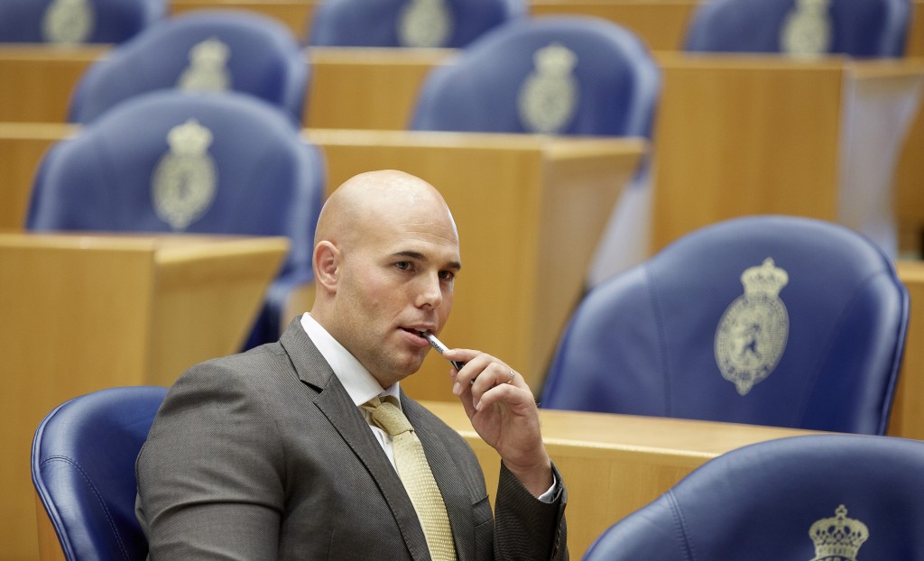 Ook PVV-Tweede Kamerlid Joram van Klaveren stapt uit de fractie. Dat heeft hij vrijdag laten weten aan persbureau ANP. De omstreden uitspraken van PVV-leider Geert Wilders over 'minder Marokkanen' zijn mede-aanleiding voor zijn besluit. Afgelopen donderdag besloot het Kamerlid Roland van Vliet vanwege de uitspraak van Wilders uit de partij te stappen. In oktober 2013 stapte het kamerlid Louis Bontes uit de fractie en ging verder als eenmansfractie.