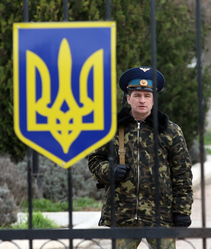 Ambtenaren van de Europese Commissie zijn bezig met het verder voorbereiden van sancties tegen Rusland wegens de Russische agressie in het buurland Oekraïne. Dat verklaarde een woordvoerster van het dagelijks bestuur van de EU maandag. Maar wanneer de EU besluit tot verdere sancties is nog onduidelijk. Donderdag besloten de regeringsleiders en staatshoofden van de EU om de druk op Rusland in drie stappen op te voeren om het land te laten inbinden. De EU besloot per direct het overleg over visumvrij verkeer en over een algemeen (handels-)akkoord op te schorten. Stap twee zouden gerichte maatregelen tegen personen of instellingen zijn die verantwoordelijke zijn voor de agressie. Er wordt dan gedacht aan het bevriezen van tegoeden en reisbeperkingen. De woordvoerster kon niet zeggen wanneer er een besluit valt over het instellen van deze sancties. Maandag 17 maart komen de ministers van Buitenlandse Zaken naar Brussel. De daaropvolgende donderdag en vrijdag ( 20 en 21 maart) is er weer een top op het hoogste politieke niveau. ,,De situatie blijft zorgelijk'', aldus de zegsvrouw van EU-buitenlandchef Catherine Ashton. Er zijn nauwelijks tekenen dat de spanningen afnemen.