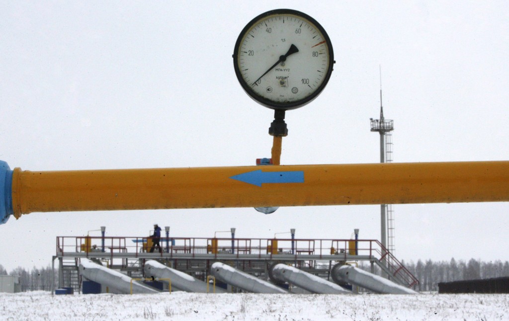 Rusland heeft de levering van gas voor Oekraïne geheel stopgezet. Dat hebben het Russische staatsgasbedrijf Gazprom en de Oekraïense minister van Energie Joeri Prodan maandag laten weten. Gazprom liet eerder op maandag weten dat Oekraïne het laatste deel van zijn gasschuld niet voor de deadline heeft betaald. Oekraïne krijgt alleen nog gas geleverd als het land vooruitbetaalt. Rusland levert nog wel gas dat via Oekraïne wordt doorgevoerd naar andere Europese landen. In een reactie liet het Oekraïense staatsgasbedrijf Naftogaz weten dat het tot in december in de energiebehoefte kan voorzien. De Oekraïense premier Arseni Jatsenjoek beschuldigde Rusland ervan dat het Kiev komende winter in de problemen wil brengen. "Maar het gaat niet om gas. Het is een Russisch plan om Oekraïne te vernietigen,'' aldus Jatsenjoek.