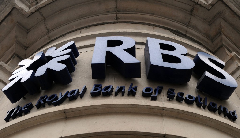Royal Bank of Scotland (RBS) dreigt het thuisland te verlaten als de Schotten bij het referendum voor onafhankelijkheid stemmen. Dat meldde de bank donderdag. RBS, dat al ruim 300 jaar Schotland als thuisbasis heeft, vreest onder meer grote wijzigingen in de regelgeving waaraan de bank moet voldoen. De daarmee gepaard gaande onzekerheid kan gevolgen hebben op de financiële gezondheid, de operationele resultaten en de vooruitzichten van het bedrijf, zo stelt RBS in een verklaring. RBS is overigens niet het eerste bedrijf dat aankondigde bij een Schots 'ja' het land de rug toe te keren. Eerder meldden onder meer financieel concern Lloyds en verzekeraar Standard Life hun positie in Schotland te heroverwegen. Later op donderdag zei ook de Schotse bank Clydesdale, dat onderdeel is van de National Australia Bank, uit Schotland te vertrekken als de ja-stemmers hun zin krijgen. Ook oliemaatschappij BP mengde zich al in de discussie. BP stelde dat de winning van gas en olie voor de Schotse kust beter gedijt in de huidige situatie, waarbij het land onderdeel is van het Verenigd Koninkrijk. Het is overigens nog maar de vraag of de ja-stemmers de overhand krijgen. Volgens de meest recente peiling zijn de nee-stemmers vooralsnog in de meerderheid. Britse politieke zwaargewichten hebben zich de afgelopen dagen nadrukkelijk ingezet om de Schotten ervan te overtuigen dat zij beter af zijn als onderdeel van het Verenigd Koninkrijk. De Schotten mogen op 18 september stemmen of zij de huidige band met Londen willen behouden.