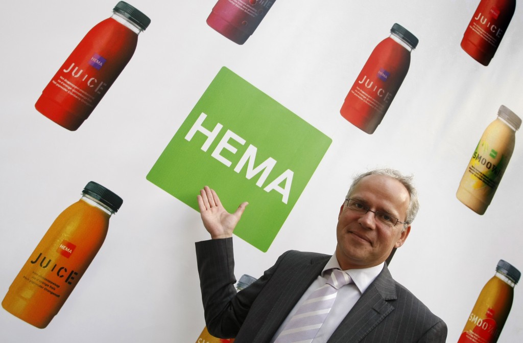De Nederlandse winkelketen HEMA opent in het tijdbestek van een paar weken drie winkels in de Zuid-Franse havenstad Marseille. De eerste opent maandag de deuren, de andere twee volgen in april. De locaties zijn drie verschillende winkelcentra in de naar inwonertal tweede stad van Frankrijk. Dat maakte HEMA maandag bekend. HEMA heeft al winkels in Noord-Frankrijk, in de steden Parijs en Bordeaux. Met de drie winkels in Marseille komt de teller op 31 en volgens HEMA-topman Ronald van Zetten blijft het daar niet bij. ,,HEMA wil in alle belangrijke grote steden in Frankrijk een HEMA neerzetten'', zegt hij. Het winkelconcern zette in 2009 voor het eerst voet op Franse bodem, met de opening van een winkel in Parijs. De formule om alleen artikelen aan te bieden van het eigen HEMA-merk met een vaste, lage prijs en eigentijdse vormgeving bleek aan te slaan, waarna HEMA besloot snel uit te breiden in Frankrijk.