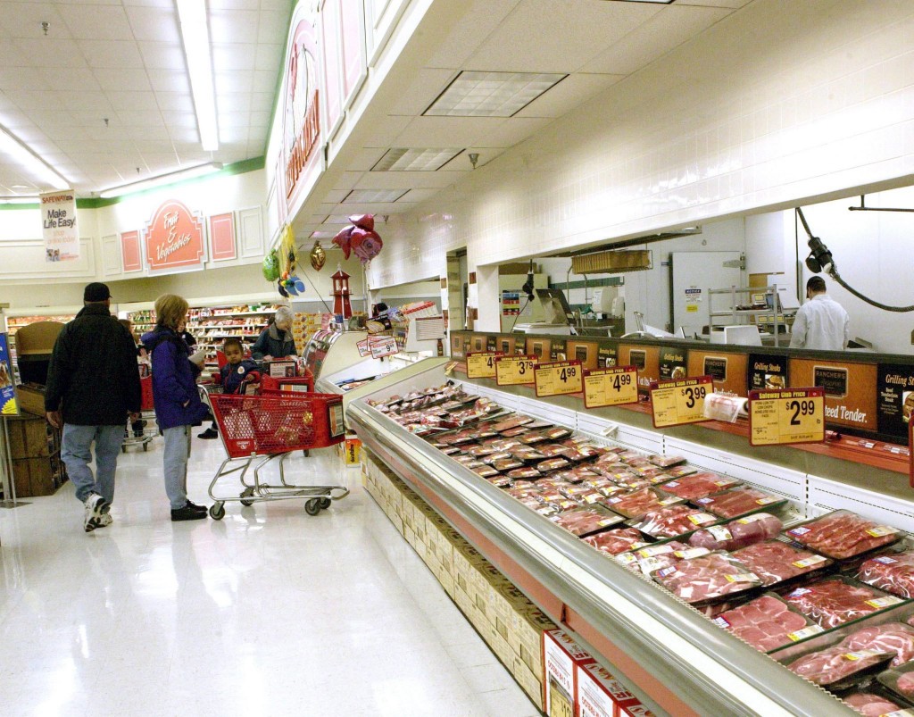 Supermarktketen Safeway, de een na grootste in de Verenigde Staten, wordt overgenomen door investeringsmaatschappij Cerberus, eigenaar van de Albertsons-supermarktformule. De transactie, die donderdagavond bekend werd gemaakt en nog nog niet rond is, wordt geschat op een totale waarde van 9,2 miljard dollar. De fusie, waarbij het management van Safeway de gecombineerde keten gaat leiden, moet het bedrijf in staat stellen kosten te bespraken, het marktaandeel te vergroten en de concurrentie van een gigant als Wal-Mart of Kroger-supermarkten te weerstaan. Samen krijgen Safeway en Albertsons 2400 winkels, 27 distributiecentra en 20 productielocaties. Bij de twee ketens werken samen meer dan een kwart miljoen mensen. Volgens Marco Gulpers van ING is de overname van Safeway door Cerberus, eigenaar van supermarktketen Albertsons, vooral ingegeven door de noodzaak kostenbesparingen door te voeren. Het is geen directe aanval op andere ketens. Bovendien is de geografische overlap tussen Ahold en Safeway/Albertsons beperkt.