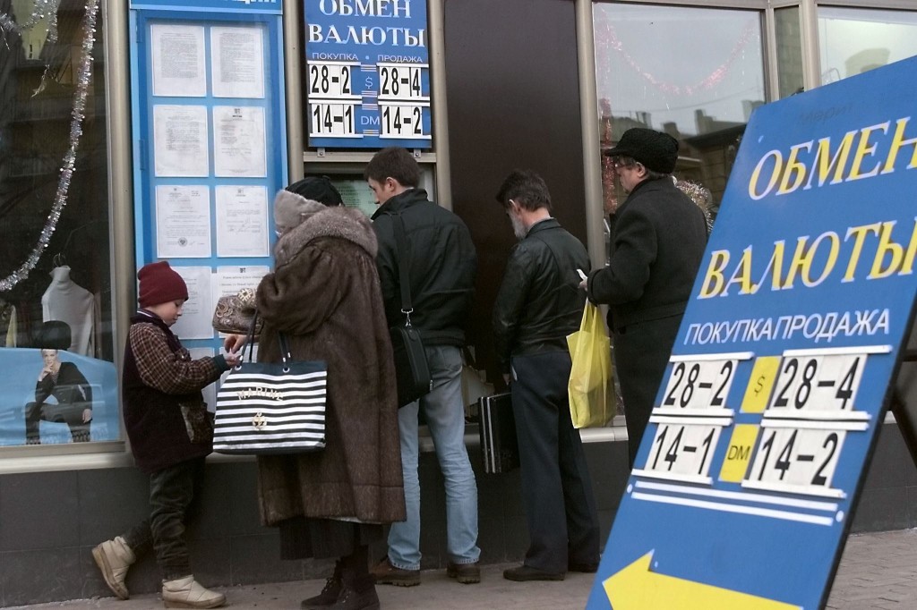 Van Oekraïne zelf, noch van het Westen heeft Poetin veel te vrezen bij zijn poging delen van Oekraïne los te weken van Kiev. Zijn grootste vijand is de fragiele staat van de Russische economie. Wie met een machiavellistische blik kijkt naar Poetins strategie kan een gevoel van bewondering niet onderdrukken. In enkele dagen tijd wist hij een nederlaag, zijn marionet Janoekovitsj werd verjaagd uit Kiev, deels in zijn voordeel om te buigen. Natuurlijk, zijn oorspronkelijke doel, een ongedeeld Oekraïne dat deel uitmaakt van zijn door Rusland gedomineerde Euro-Aziatische Unie, is vervlogen. Maar het alternatief is voor Poetin niet minder aanlokkelijk. Hij heeft de Krim definitief losgeweekt van Oekraïne en ook het oosten van het land lijkt hij in zijn greep te krijgen zonder dat het westen daar iets aan wil of kan doen. Of de twee landsdelen uiteindelijk deel uit gaan maken van Rusland of dat ze, net als bijvoorbeeld Abchazië en Zuid-Ossetië in Georgië, marionettenstaatjes worden, doet er minder toe. Recessie in Rusland niet ondenkbaar Toch neemt Poetin met de invasie van de Krim en wellicht Oost-Oekraïne een enorm risico. Nog voordat er sprake is van daadwerkelijk sancties of maatregelen vanuit het Westen, kelderde de Russische roebel ten opzichte van de dollar. De koers dook maandag zelfs onder het niveau van februari 2009, het hoogtepunt van de financiële crisis. De daling van de roebelkoers kent twee hoofdschuldigen. Ten eerste zijn daar de beleggers die hun aandelen in Russische bedrijven van de hand doen. De BBC citeerde maandochtend de Russische handelaar Artem Argetkin die aangaf dat iedereen nu wil verkopen. De MICEX, de belangrijkste beursindex in Moskou, verloor maandagochtend meer dan tien procent. Maar beleggers zijn niet de enigen die hun Russische bezittingen zo snel mogelijk in harde dollars of euro's om willen zetten. Ook de Russische bevolking, ongeachte of ze voor- of tegen Poetin zijn, helpt een handje mee. De Roebelcrisis van 1998 ligt veel Russen nog vers in het geheugen. Uit vrees dat hun roebels hun waarde gaan verliezen, haastten sommige Russen zich zondag naar het wisselkantoor om zoveel mogelijk dollars of euro's te bemachtigen. Zondagochtend zaten de eerste particuliere wisselkantoren al zonder dollars. Of een nieuwe roebelcrisis in het verschiet ligt, is moeilijk te zeggen. De Russische centrale bank heeft nog wel wat middelen om de val van de munt te dempen. Zo verhoogde zij de rente maandag tot 7 procent. Daarnaast beschikt Rusland, in tegenstelling tot in 1998 nog over voldoende buitenlandse reserves. Russische recessie Een volledige economische meltdown is dan ook niet te verwachten. Maar voor een recessie moet Poetin wel vrezen. In 2013 groeide de economie met nog maar 1,3 procent, tegen 3,4 procent in 2012. De Russische economie heeft maar een klein zetje nodig om in een recessie te belanden. (zie de afbeelding hieronder, klik voor vergroting). GDP growth De Oekraïense crisis zou dat zetje weleens kunnen zijn. Er was al een kapitaalvlucht aan de gang vanuit opkomende economieën zoals Rusland, zoals Z24's Eline Ronner eerder schreef. Op dit moment neemt die uitstroom in het geval van Rusland nog veel harder toe. Tweede probleem is de hoge rente. Die helpt weliswaar de val van de roebel te stoppen en de inflatie in te dammen, maar is ook funest voor de groei omdat krediet veel duurder wordt. Derde probleem, al is dat niet heel urgent, is de export, die voor 70 procent bestaat uit olie en gas. West-Europa mag afhankelijk zijn van Russisch gas, Rusland is net zo afhankelijk van de euro's die het daarvoor krijgt. Het gas zal dus wel stromen, dat was zelfs tijdens de Koude Oorlog het geval. West-Europa zal echter wel gaan kijken naar alternatieven voor Russisch gas op de lange termijn zoals schaliegas of gas uit Noord-Afrika. En dat is een grimmig vooruitzicht voor het aan oliedollars en gas-euro's verslaafde Moskou. Lees door Splitsing Oekraïne: wat zijn de gevolgen voor de economie?
