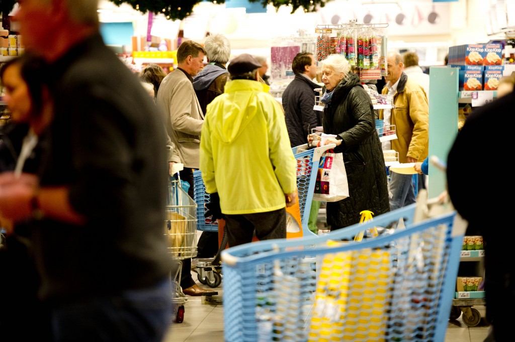 Albert Heijn heeft het in de afgelopen maanden naar verluidt opnieuw slechter gedaan dan de markt, wat betreft de omzetontwikkeling. Dat schrijft Rabobank dinsdag, naar aanleiding van een artikel in vakblad Distrifood. Daarin staat dat veel franchisers van Albert Heijn over de eerste twee maanden van dit jaar een indexcijfer van circa 95 hebben gerealiseerd, wat duidt op omzetverlies. Gemiddeld boekten supermarkten in de eerste twee maanden van dit jaar een omzetgroei van 0,9 procent. Maar Albert Heijn zit daar ver onder, met dikke krimp in sommige regio's, aldus Distrifood.