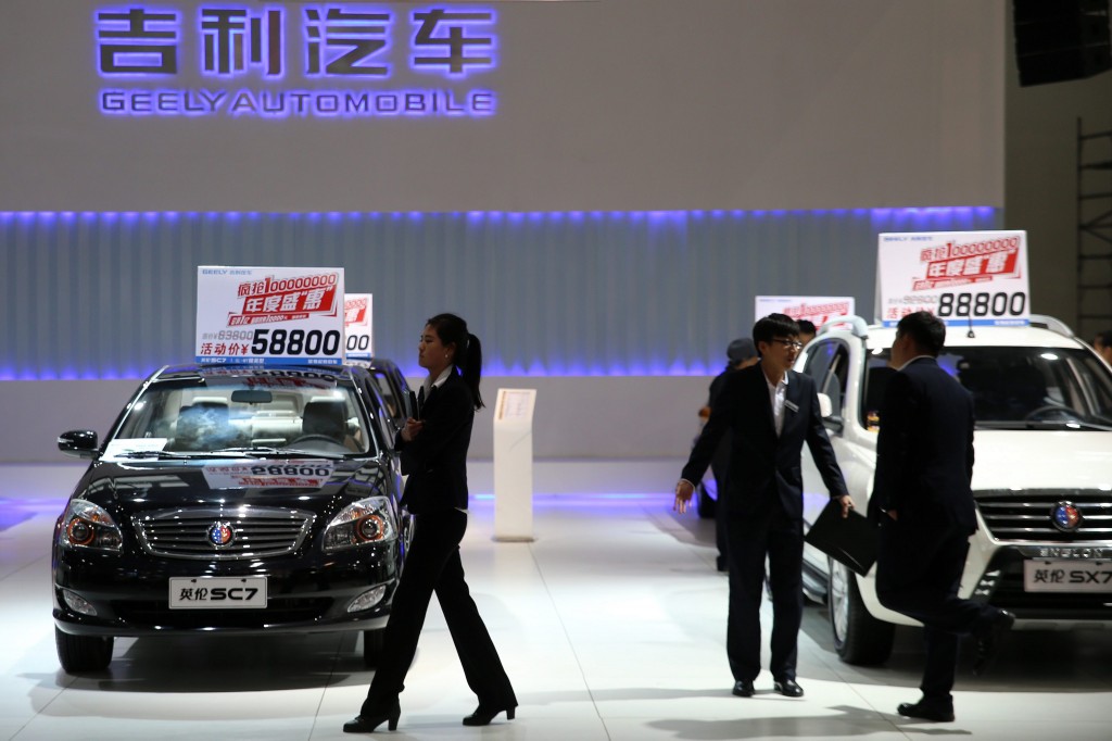 De verkopen van personenauto's in China zijn in februari met bijna een vijfde gestegen ten opzichte van dezelfde maand vorig jaar. Dat blijkt uit cijfers die de Chinese overheid maandag bekendmaakte. Volgens de China Association of Automobile Manufacturers, die door de Chinese staat geleid wordt, werden er vorige maand 1,31 miljoen auto's verkocht. De stijging is vrijwel geheel toe te schrijven aan buitenlandse autofabrikanten. Toyota Motor, dat zijn verkopen in China in 2012 flink zal dalen door een conflict tussen het land en Japan over een paar onbewoonde eilanden, realiseerde een stijging van 43 procent. Honda verkocht 28 procent meer auto's dan in februari vorig jaar. General Motors, dat vorig jaar door Volkswagen werd ingehaald als grootste buitenlandse fabrikant in China, bracht 20 procent meer wagens aan de man. Volkswagen heeft nog geen cijfers over de verkopen in China bekendgemaakt.