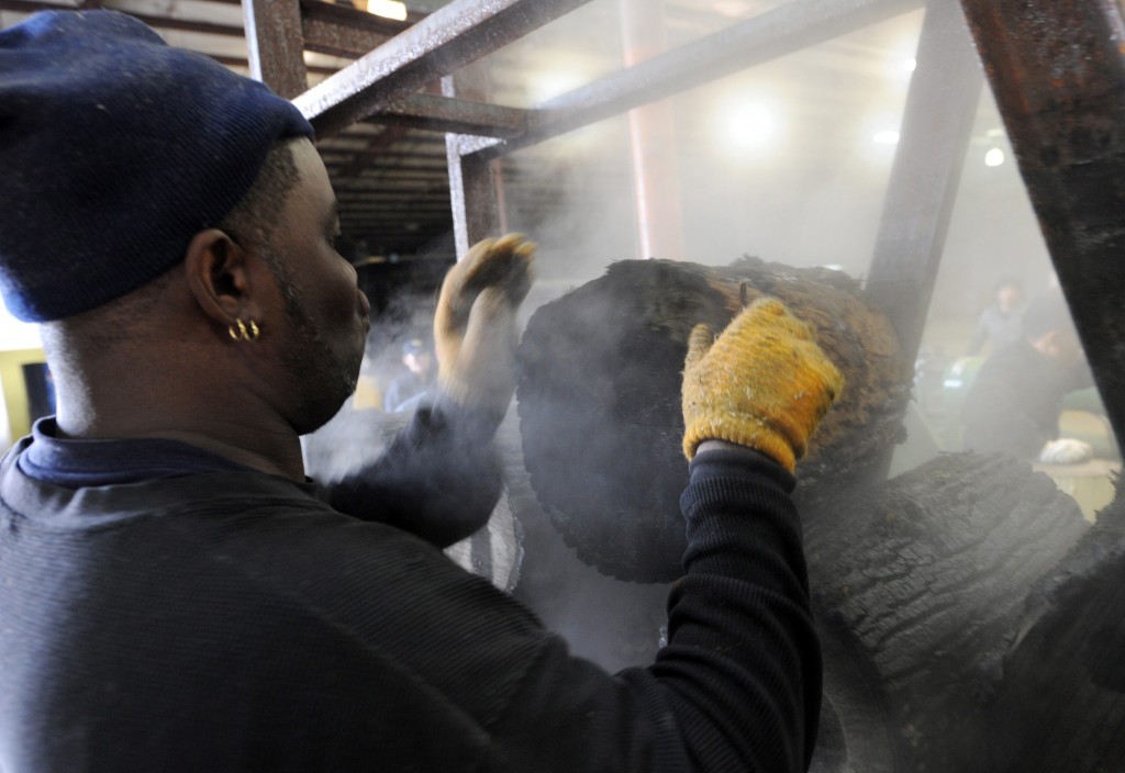 De werkgelegenheid in het Amerikaanse bedrijfsleven is in februari met 139.000 banen toegenomen. Dat maakte loonstrookverwerker ADP woensdag bekend. Economen hadden in doorsnee voorspeld dat er 155.000 banen zouden bijkomen in het bedrijfsleven in de Verenigde Staten. Verder werd gemeld dat de banengroei in januari is bijgesteld naar 127.000, van een eerder gemelde toename met 175.000 banen. De cijfers van ADP lopen vooruit op het officiële banenrapport van de Amerikaanse overheid, dat vrijdag wordt gepubliceerd. Banen bij kleine bedrijven De meeste nieuwe banen (59.000) werden volgens ADP bij kleine bedrijven gecreëerd. Bij middelgrote ondernemingen nam de werkgelegenheid met 35.000 arbeidsplaatsen toe en bij grote concerns steeg die met 44.000, zo blijkt uit de cijfers. Veruit de meeste nieuwe arbeidsplaatsen (120.000) ontstonden bij dienstverleners, aldus ADP.