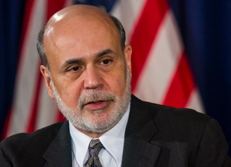 Ben Bernanke plukt de vruchten van zijn oud-voorzitterschap van het Amerikaanse stelsel van centrale banken. Voor een lezing van veertig minuten afgelopen dinsdag in Abu Dhabi kreeg de 60-jarige Amerikaan ten minste 250 duizend dollar, meldt Reuters op basis van anonieme bronnen. Dat is meer dan Bernanke is zijn gehele laatste jaar als voorzitter van de Federal Reserve verdiende. Toen kon hij bijna 200 duizend dollar bijschrijven op zijn bankrekening. Gewilde spreker En Bernanke kon nog weleens een tijdje gewild blijven als spreker, zeggen advocaten en zaakwaarnemers tegenover Reuters. Bernanke zwaaide onlangs na acht jaar af als voorzitter van de Fed. Hij werd opgevolgd door 67-jarige Janet Yellen. Omdat zij aan heeft gegeven de koers van haar voorganger te blijven volgen, is de mening van Bernanke de komende tijd gewild. Bill Clinton absolute topper Het gage van rond de kwart miljoen dat Bernanke ontvangt is "redelijk", aldus een anonieme agent. Het is vergelijkbaar met het bedrag dat de voorganger van Bernanke, Alan Greenspan, kreeg een week na zijn vertrek bij de Fed. Greenspan liet voor naar verluidt 250 duizend dollar zijn gezicht zien tijdens een privédiner van de inmiddels ter ziele gegane zakenbank Lehman Brothers. Beide mannen kunnen echter nog niet tippen aan de bedragen die oud-president van de VS Bill Clinton ontving. Naar verluidt kreeg Clinton meer een half tot driekwart miljoen dollar voor een enkele lezing. Bernanke houdt zich op de vlakte Voor het praatje in Abu Dhabi van onder meer Bernanke moest het publiek 2.000 dollar neertellen voor een kaartje. Naast Bernanke sprak ook de Amerikaanse oud-minister van Financiën Larry Summers, die vorig jaar nog werd genoemd als kandidaat om Bernanke op te volgen als Fed-voorzitter. Bernanke hield zich tijdens zijn eerste lezing na zijn vertrek bij de Federal Reserve op de vlakte, schrijft Reuters. Hij ging niet in op monetair beleid en had het maar kort over de vooruitzichten voor de Amerikaanse economie. Bernanke vertelde met name over zijn persoonlijke ervaringen en gaf toe dat de Fed meer had kunnen doen om de financiële crisis te bestrijden. Dat is ook één van de onderwerpen die Bernanke wil bespreken in zijn boek, waarvoor hij nu uitgevers warm probeert te maken. Lees ook Draghi verdient veel meer dan Yellen, maar baas Bank of England boert het best