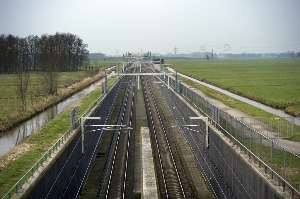 In 2022 moet de Duitse aansluiting op de Betuweroute klaar zijn, maar of dat gaat lukken is sterk de vraag. Lokale actiecomités in Duitsland kunnen de aanleg van de Betuwelijn Duitsland nog verder vertragen. Ze willen beter beschermd worden tegen het geluid van de goederentreinen. Het traject tussen Zevenaar en Oberhausen had al af moeten zijn. Nu kunnen treinen na Nederlandse grens niet profiteren van snel spoor. Eind 2015 begint Duitsland met de aansluiting op de Betuweroute, de goederenlijn die de Rotterdamse haven met de Duitse industrie in het Ruhrgebied verbindt. Het Nederlandse deel is sinds 2007 klaar, de Duitse aansluiting er op had er al in 2003 moeten zijn.