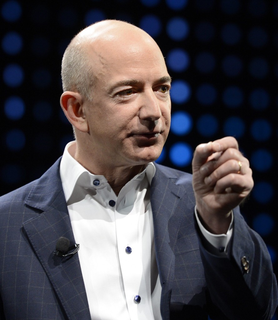 De Amerikaanse zakensite Business Insider heeft in een nieuwe financieringsronde 12 miljoen dollar opgehaald. Onder meer Amazon-topman Jeff Bezos legde geld bij. Daarover bericht zakenkrant The Wall Street Journal donderdag. Business Insider werd in 2009 gelanceerd en wordt geleid door voormalig Wall Street-analist Henry Blodget. De site heeft inmiddels zo'n 25 miljoen unieke bezoekers per maand, volgens bureau comScore en is de op drie na grootste zakensite in de VS. Amazon-topman Jeff Bezos stapte in 2013 in als investeerder en heeft volgens de WSJ ook een groot aandeel in de jongste financieringsronde van 12 miljoen dollar.