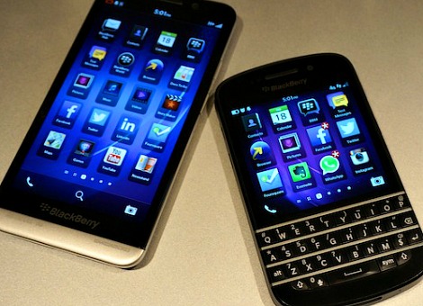 Dat BlackBerry het moeilijk heeft, is al een tijd duidelijk. Wanneer de pijn ophoudt, weet niemand. De Canadese smartphonemaker zag de omzet en het aantal verkochte smartphones wederom dalen in het afgelopen kwartaal. BlackBerry zette in het vierde kwartaal van hun gebroken boekjaar 976 miljoen dollar om, maakte het bedrijf vrijdag bekend (pdf). Dat is bijna twee derde minder dan in dezelfde periode een jaar eerder. Het Canadese concern uit Waterloo ziet de inkomsten al drie kwartalen op rij kelderen. Nu komt er voor het eerst sinds maart 2007 minder dan 1 miljard dollar binnen in een kwartaal. [google-drive number='1'] Het nettoverlies bedroeg in december, januari en februari 423 miljoen dollar. Dat is een stuk minder dan het gigantische verlies in de drie maanden daarvoor. Toen moesten de Canadezen 4,6 miljard dollar afschrijven op voorraden en leveringsverplichtingen, onder meer van de geflopte smartphone Z10. Telefoons met of zonder toetsenbord? BlackBerry heeft de laatste jaren veel terrein verloren aan concurrenten als Apple en Samsung. Het bedrijf bleef lang vasthouden aan telefoons met volledig toetsenbord, terwijl de klant overstapte op de aanraakschermen van branchegenoten. Toen BlackBerry begin vorig jaar eindelijk een touchscreen-telefoon uitbracht, was het te laat. De Z10 kon niet voor een ommekeer zorgen. Onlangs gaf het bedrijf aan in de toekomst weer hoofdzakelijk smartphones met toetsenborden te gaan maken. Daarmee richt het zich op de zakelijke markt, waar het, tot de opkomst van de iPhone en andere telefoons met aanraakschermen, erg succesvol was. Zakelijke gebruikers geven de voorkeur aan een toetsenbord omdat het daarmee makkelijker is om e-mails te schrijven. Minder telefoons verkocht Het aantal telefoons dat BlackBerry verkocht, nam in het afgelopen kwartaal verder af tot 3,4 miljoen stuks. [google-drive number='2'] Daarvan draaiden er slechts 1,1 miljoen op het nieuwe besturingssysteem BlackBerry 10. In totaal heeft de Canadese smartphonefabrikant in vijf kwartalen 7,6 miljoen Blackberry 10-toestellen verkocht. Ter vergelijking: het eveneens noodlijdende Nokia wist in oktober, november en december van 2013 bijna 8 miljoen Lumia's te slijten. Topman positief Ondanks de rode cijfers en dalende verkopen is topman John Chen positief over de cijfers. "Ik ben erg blij met onze vooruitgang en uitvoering in het vierde kwartaal van de strategie die we drie maanden geleden bepaalden." Volgens Chen loopt het bedrijf een kwartaal voor op het omvangrijke bezuinigingsplan. BlackBerry schrapt 4500 banen, circa 40 procent van het huidige aantal medewerkers. Door de kosten te halveren moet het Canadese concern eind 2015 quitte draaien. Autosoftware Opsteker voor BlackBerry is dat hun software voor auto's springlevend is. Het besturingssysteem QNX is in de helft van de auto’s met een besturingssysteem te vinden. Onder meer Audi, Honda, Hyundai, Porsche, en Volkswagen maken van de technologie gebruikt. Op het moment is QNX waarschijnlijk het waardevolste onderdeel van BlackBerry.