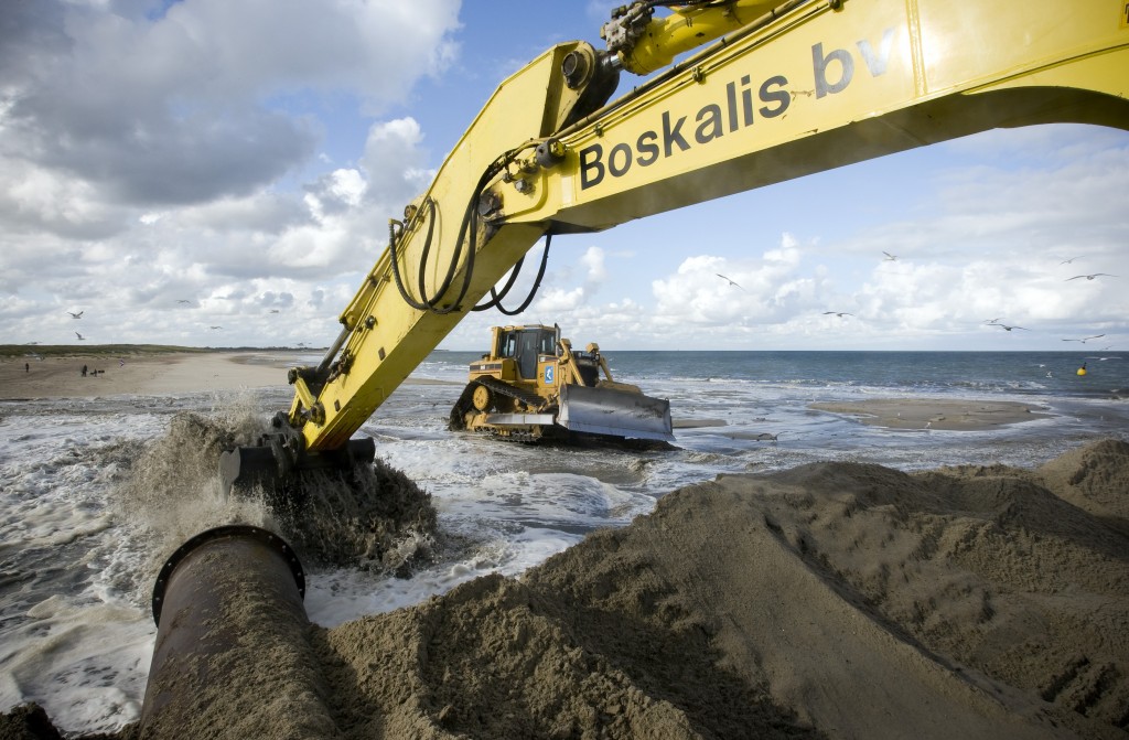 De Europese aandelenbeurzen stonden donderdagmiddag stevig in de plus. Beleggers reageerden opgelucht op een staakt-het-vuren in het oosten van Oekraïne. Handelaren wezen daarnaast op signalen dat beleggers steeds meer vertrouwen krijgen in een schuldenakkoord met Griekenland. Anderhalf uur voor het slot stond de AEX-index 0,9 procent hoger op 462,30 punten en won de MidKap 1,4 procent tot 685,49 punten. De graadmeters in Frankfurt, Londen en Parijs stegen tussen 0,3 en 1,6 procent. De beurs in Athene won 5 procent. "Het ziet er naar uit dat de weg naar een oplossing voor de Griekse problematiek is ingeslagen", zei een handelaar. Minister van Financiën Jeroen Dijsselbloem zei woensdagavond dat een overleg met zijn ambtsgenoten uit de eurolanden "constructief" was. Ook zou de toon zijn omgeslagen van dreigend naar vriendelijk. De handelaar wees op een sterke rentedaling op diverse Griekse staatsobligaties als bewijs van het toenemende vertrouwen onder beleggers. SBM flink in de plus De sterkste stijger in de AEX was maritiem dienstverlener SBM Offshore met een plus van 5 procent. Staalfabrikant ArcelorMittal, die vrijdag met resultaten komt, volgde op de voet met een winst van 4,6 procent. Baggeraar en maritiem dienstverlener Boskalis maakte bekend twee nieuwe grote schepen in gebruik te hebben genomen en werd daarop ruim 3 procent hoger gezet. TomTom was de absolute uitblinker in de MidKap. Het bedrijf steeg bijna 19 procent in beurswaarde. De navigatiespecialist zag de omzet in 2014 iets afnemen, maar gaat voor dit jaar weer uit van groei. Dat zou de eerste groei op jaarbasis betekenen sinds 2010. Zalando boekt eerste jaarwinst ooit Credit Suisse klom bijna 10 procent in Zürich, na beter dan verwachte kwartaalcijfers van de op een na grootste bank van Zwitserland. In Frankfurt maakte Zalando een koerssprong van ruim 9 procent. Het Duitse webwinkelbedrijf heeft voor het eerst een jaar met winst afgesloten. De euro stond op 1,1367 dollar, tegen 1,1305 dollar bij het slot van de Europese beurshandel op woensdag. Een vat Amerikaanse olie werd 4,3 procent duurder op 50,96 dollar. Brentolie kostte 3,6 procent meer op 56,65 dollar per vat.