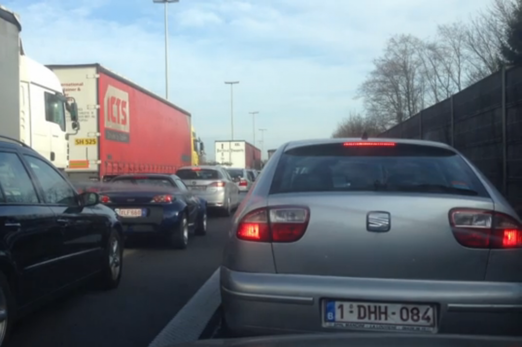 Tonnen diepvriesvis hebben woensdagochtend voor een verkeerschaos gezorgd rond de Belgische hoofdstad Brussel. Een vrachtwagen met 21 ton schol kantelde op de Brusselse ring, vlakbij de luchthaven Zaventem, en kwam dwars te liggen op de weg. Het ongeluk dat net voor de ochtendspits gebeurde, leidde direct tot een verkeersinfarct met urenlange files. Reizigers werd aangeraden om het openbaar vervoer te nemen. Ook automobilisten werd geadviseerd Brussel te mijden. De lading moest eerst worden overgeladen naar een andere vrachtwagen voordat de gekantelde truck weggetakeld kon worden.