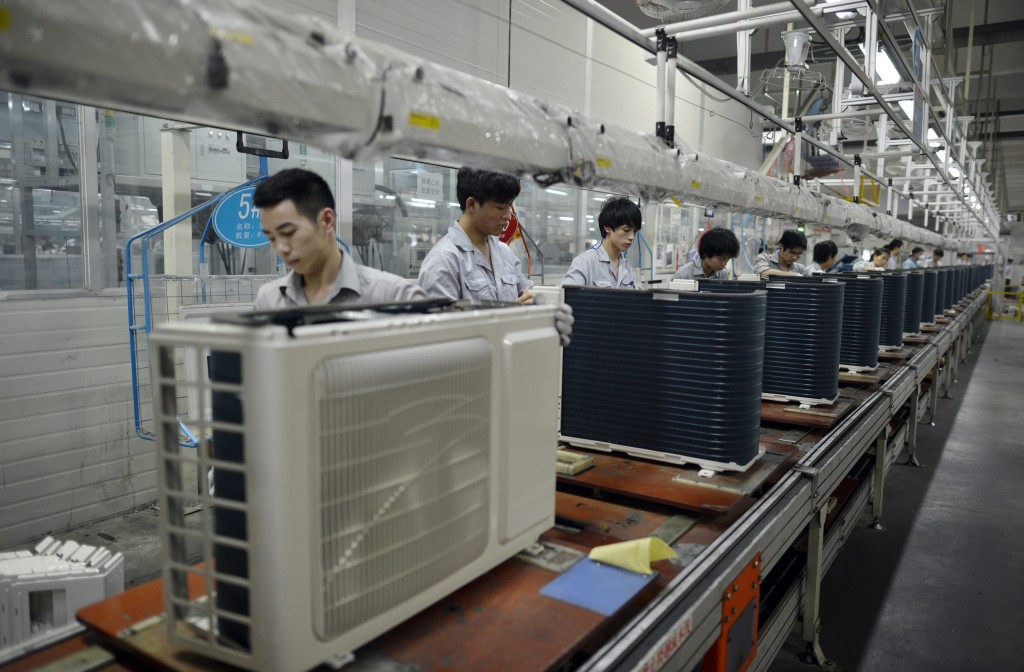 De Chinese industrie groeide in februari minder hard dan verwacht. Gaat China zijn groeidoel voor 2014 nog halen? Cijfers over de Chinese industrie, investeringen en detailhandelsverkopen die donderdag naar buiten werden gebracht, duiden op een afkoeling van 's werelds op een na grootste economie. De Chinese regering mikt dit jaar, net als in 2013, op een groei van 7,5 procent. De industriële productie steeg in de maanden januari en februari met 8,6 procent, waar economen in doorsnee rekenden op 9,5 procent. De detailhandelsverkopen namen met 11,8 procent toe en de investeringen met 17,9 procent. Hier rekenden economen in doorsnee op respectievelijk 13,5 procent en 19,4 procent.