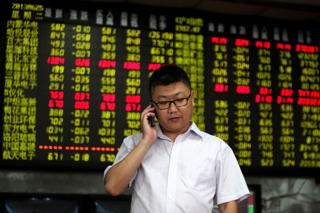 De Chinese economie is in het tweede kwartaal iets sterker gegroeid dan in de eerste 3 maanden van dit jaar. Dat blijkt uit cijfers die het Chinese statistiekbureau woensdag heeft gepubliceerd. 's Werelds op een na grootste economie groeide vorig kwartaal met 7,5 procent ten opzichte van een jaar eerder, na een vooruitgang met 7,4 procent in het eerste kwartaal. De groei lag daarmee voor het eerst in drie kwartalen hoger dan in de voorgaande 3 maanden. De afgelopen maanden besloot de Chinese regering onder meer de investeringen in infrastructuur op te voeren en enkele belastingen te verlagen in een poging de economische groei te stimuleren. De regering mikt dit jaar op een groei van 7,5 procent. Uit nieuwe cijfers bleek verder dat de productie van de Chinese industrie in juni met 9,2 procent is gestegen ten opzichte van een jaar eerder. Die groei volgde op een plus met 8,8 procent in mei. De toename van de winkelverkopen stabiliseerde vorige maand op ruim 12 procent. Met 17 procent namen de investeringen in onroerend goed ook even hard toe als in mei.