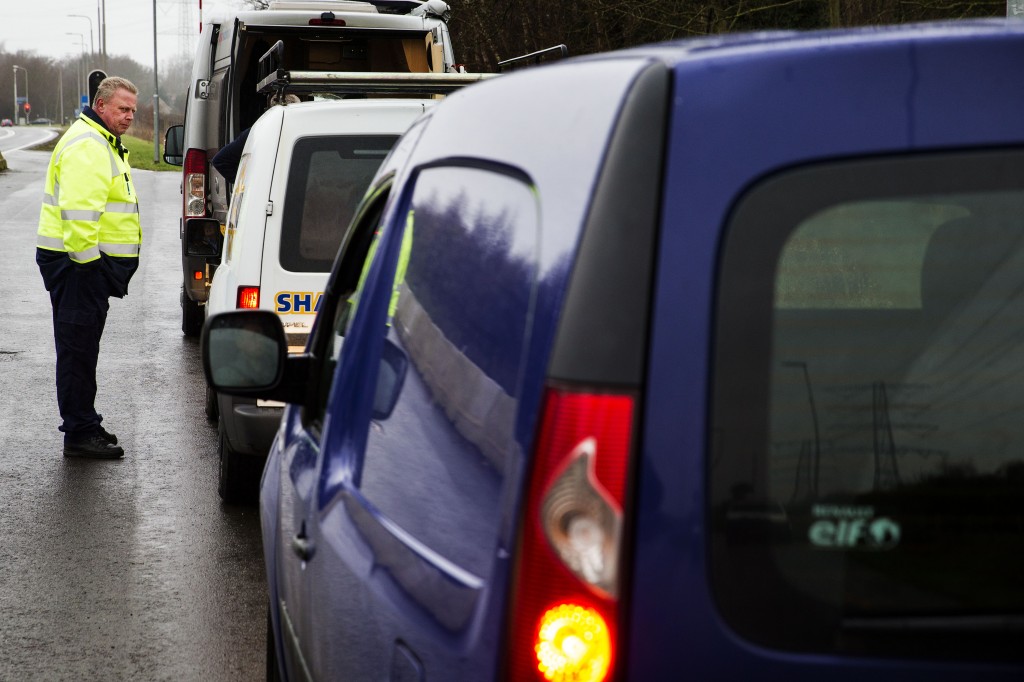 Bij een controle heeft de politie zondagavond in Zaandam ruim 124.000 euro gevonden in een auto. De 24-jarige bestuurder uit Rotterdam is aangehouden op verdenking van witwassen, maakte de politie maandag bekend. De man werd aan de kant gehaald omdat agenten hem zagen rijden met zijn telefoon in de hand. Vervolgens ontdekte de politie de grote hoeveelheid contant geld in het voertuig. De politie heeft dit in beslag genomen en doet nog verder onderzoek.