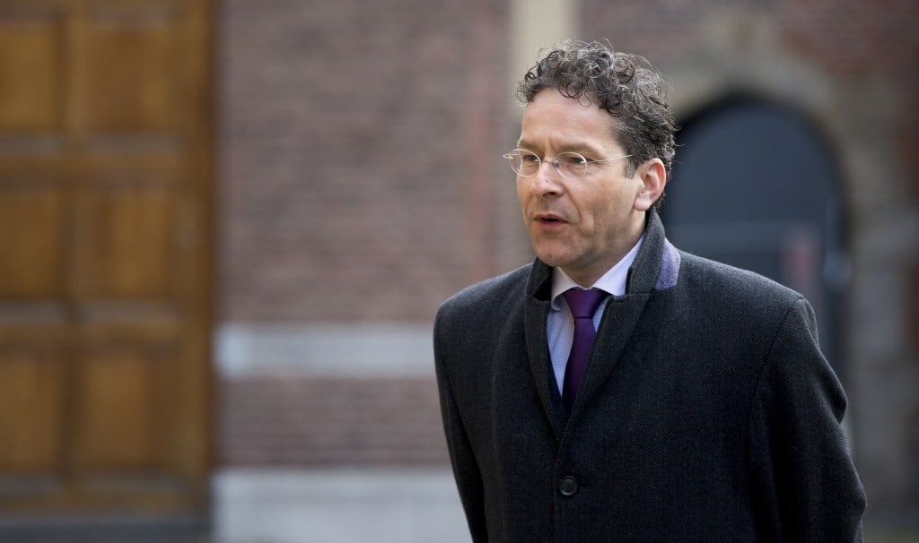 Minister Jeroen Dijsselbloem vindt dat de arbeidsvoorwaarden bij banken nog altijd te riant zijn. De cao's bij banken kunnen nog verder worden versoberd. Minister Jeroen Dijsselbloem (Financiën) schrijft dat maandag in een brief aan de Tweede Kamer. Dijsselbloem heeft sinds zijn aantreden geageerd tegen de in zijn ogen 'goudgerande' arbeidsvoorwaarden in de financiële sector. In de nieuw afgesloten cao's is weliswaar een begin gemaakt met de versobering, maar er kan nog best een tandje bij, vindt de minister. Vooral de pensioenen en de secundaire arbeidsvoorwaarden kunnen verder worden versoberd.