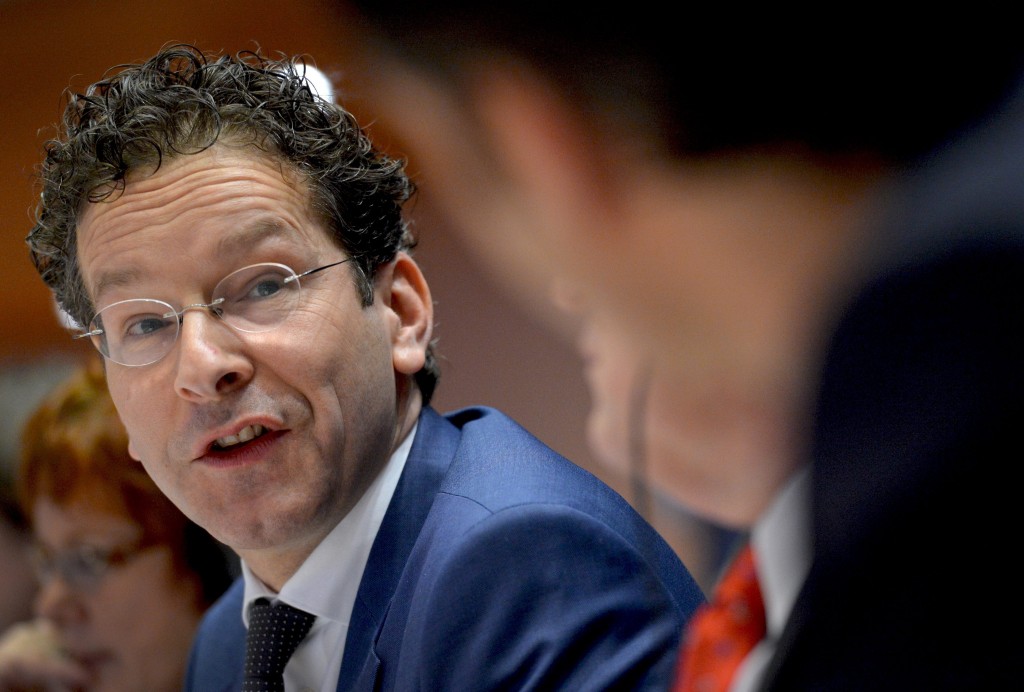 Als de Nederlandse economie inderdaad wat harder groeit in 2014, is extra bezuinigen niet nodig. Het kabinet hoeft op basis van de nieuwe ramingen van het Centraal Planbureau (CPB) niet extra te bezuinigen. Minister Jeroen Dijsselbloem van Financiën zegt dat in een eerste reactie op de ramingen van het CPB. ,,De CPB-cijfers laten zien dat Nederland herstelt van de crisis. De groei trekt aan, het begrotingstekort loopt terug en de werkloosheid daalt in 2015. De koopkracht in 2014 en daarna blijft aantrekken. Dat is positief nieuws. Bovendien maakt Nederland zo kans de buitensporig-tekortprocedure van de Europese Commissie te kunnen verlaten'', laat Dijsselbloem weten.