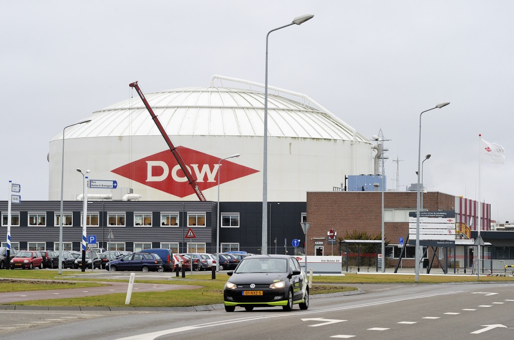 Het Amerikaanse chemieconcern Dow Chemical is in het eerste kwartaal op een licht hogere omzet uitgekomen dan een jaar eerder, onder meer dankzij groei bij de plastic-divisie. Dat blijkt uit cijfers die het bedrijf woensdag publiceerde. De omzet nam met 1 procent toe tot 14,5 miljard dollar (10 miljard euro). Bij Performance Plastics was een omzetgroei te zien met 6 procent en bij de tak Coatings and Infrastructure Solutions gingen de opbrengsten met 5 procent omhoog. Bij de divisie voor landbouwproducten steeg de omzet met 1 procent tot het recordniveau van 2,1 miljard dollar. Volgens Dow was in het afgelopen kwartaal sprake van sterke volumegroei in China, terwijl in Noord-Amerika het volume daalde, onder meer vanwege het slechte winterweer. De nettowinst kwam uit op 964 miljoen dollar, tegen 550 miljoen dollar een jaar eerder. De winst per aandeel van 79 cent viel hoger uit dan analisten in doorsnee hadden voorspeld.