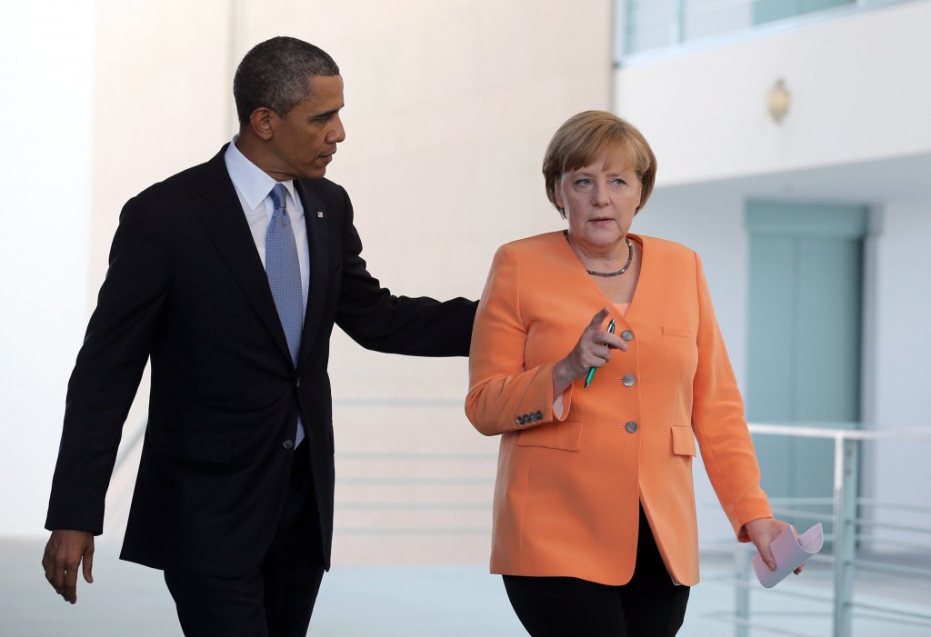 President Barack Obama werkt met bondskanselier Angela Merkel aan een plan om de crisis in Oekraïne op te lossen. Ze zouden de Russische president Vladimir Poetin een "uitweg" uit de crisis willen bieden. De president van Amerika en de Duitse bondskanselier belden dinsdag een uur lang over een voorstel om gesprekken tussen het Kremlin en de interim-regering in Oekraïne op gang te brengen. Obama en Merkel denken dat te kunnen bereiken als Rusland zijn troepen op de Krim terugtrekt naar de eigen bases en het aantal troepen in Oekraïne terugbrengt naar 11.000. Bovendien moet het land internationale waarnemers toelaten die erop toezien dat de rechten van etnische Russen worden gerespecteerd. Obama zei ook dat de Verenigde Staten niet zullen meedoen aan de top van de G8 in Sotsji als Poetin zijn militairen niet terughaalt naar Rusland. De president dreigde daar afgelopen weekeinde ook al mee als Rusland Oekraïne zou binnenvallen. De Franse president François Hollande zei eerder op de dag dat Rusland een "gevaarlijke weg is ingeslagen" met zijn provocaties richting Oekraïne. Poetin heeft het risico genomen dat het zou escaleren. "Onder deze omstandigheden is het een taak van het Westen om de nodige druk uit te oefenen."