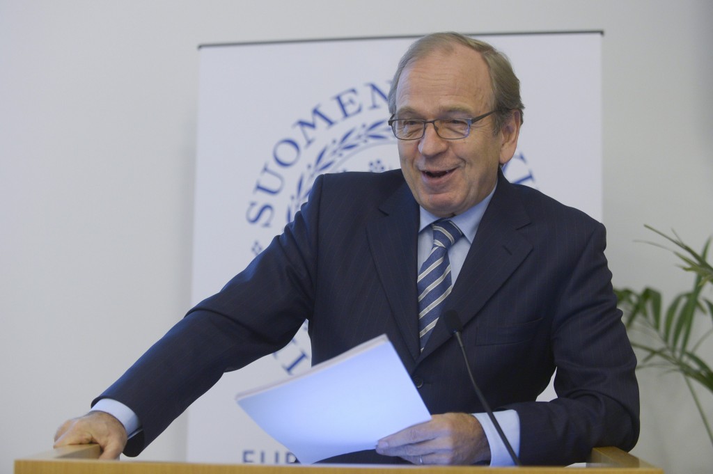 De crisis rond Oekraïne heeft weinig impact op de internationale financiële markten, anders dan op Oekraïne zelf en ook Rusland. Dat constateerde bestuurslid Erkki Liikanen van de Europese Centrale Bank (ECB) zaterdag in een vraaggesprek met de Finse televisie. ,,Voor internationale, Europese financiële markten, zijn de gevolgen tot nu toe niet groot. De impact voor Oekraïne is erg groot, voor Rusland groot, maar gemiddeld genomen zijn de gevolgen internationaal gezien beperkt gebleven'', aldus Liikanen.