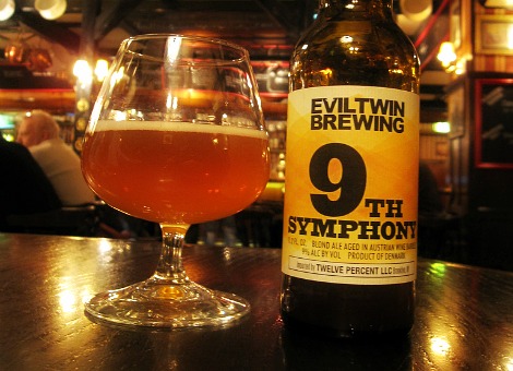 De Deense broers Mikkel Borg Bjergso en Jeppe Jarnit-Bjergso verbazen de bierwereld met hun eigenzinnige brouwsels, de één vanuit Kopenhagen, de ander in New York. Ze zijn een eeneiige tweeling en ze hebben een schijthekel aan elkaar. The New York Times tekent het opmerkelijke verhaal op van de broers Bjergso. Allebei blinken ze uit in het creëren van unieke bieren, waarbij ze gedurfde smaakcombinaties en nieuwe technieken toepassen. Allebei zijn ze razend populair bij bierliefhebbers én hippe stedelijke consumenten die weleens wat anders willen dan Heineken en Carlsberg. En allebei zijn ze zogenoemde 'zigeunerbrouwers' – ze hebben geen eigen brouwerij, maar bedenken recepten en laten die door onafhankelijke brouwerijtjes uitvoeren. Maar ze hebben al meer dan een jaar niet met elkaar gesproken en vechten hun vete uit op de biermarkt. Zeewier en avocadoblaadjes De creaties van Mikkeller, het bedrijf van Mikkel, zijn geliefd bij thuisbrouwers en bij sterrenrestaurants als Noma in Kopenhagen en El Celler de Can Roca in Girona, Spanje. Mikkel verwerkt IJslands zeewier, Japans yuzu-fruit of Mexicaanse avocadoblaadjes in zijn bieren. Hoe precies, dat laat hij aan de brouwers die hij inhuurt over. "Ik bedenk een bier en hang wat rond", zegt hij tegenover The New York Times. Hij verwerkte zelfs truffel in bier. Waar een gemiddelde onafhankelijke brouwerij zo’n twintig verschillende bieren per jaar maakt, bracht Mikkel er vorig jaar maar liefst 124 uit. Mikkeller heeft bars in Kopenhagen, San Francisco en Bangkok. Evil Twin-bier Tweelingbroer Jeppe begon zijn brouwerij vier jaar na die van Mikkel. Zijn bedrijf is kleiner, maar even geliefd bij kenners. Waar Mikkel wereldwijd opereert, concentreert Jeppe zich op de Verenigde Staten, en dan vooral New York. Sinds enkele jaren woont hij in Brooklyn. De naam van zijn bedrijf is een provocatie aan het adres van zijn broer: Evil Twin. Hij heeft in New York zijn eigen bar: Torst. Jeppe 'dist' zijn broer ook met bier: hij brouwde ooit een satire op de bieren die zijn broer bedenkt. "We deden er cacao, chocola, kokosnoot, kaneel, eikenspaanders, Spaanse peper, koffie, vanille, hazelnoot, kastanje en marshmallows in", vertelt Jeppe lachend. "Ik zou het niet drinken, maar het is goed gelukt en krijgt geweldige kritieken." Onderlinge competitie Toch hadden de broers ooit een hechte relatie. Toen ze acht waren, gingen hun ouders uit elkaar. Ze groeiden op bij hun moeder en gingen samen de confrontatie met de buitenwereld aan. Maar ze ontwikkelden ook een sterke drang tot onderlinge competitie. Zo werden ze uitstekende hardlopers, omdat ze van elkaar wilden winnen. Nadat Mikkel terugkwam van studie uit Amerika en leraar werd, werd hij lid van een bierclub die door Jeppe was opgericht. In 2005 opende Jeppe een bierwinkel, Olbutikken, terwijl Mikkel thuis bier begon te brouwen. Met een vriend richtte hij brouwerij Mikeller op; zijn bieren verkocht hij bij zijn broer. Therapie Maar in 2010 begon het mis te gaan. Mikkel opende zijn eigen bar op loopafstand van Olbutikken. Daarop begon Jeppe een brouwerij: Evil Twin. Het zou nooit meer goedkomen tussen de broers, ondanks dat ze een jaar lang therapie volgden. Ieder jaar organiseert Mikkel een bierfestival in Kopenhagen. En zoals ieder jaar heeft hij zijn broer uitgenodigd, maar die weet nog niet of hij gaat. Jeppe: "Hoewel, als ik wél kom opdagen, zal dat vervelend voor hem zijn."