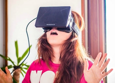 Facebook neemt het 'virtual reality'-bedrijf Oculus VR voor 2 miljard dollar (circa 1,5 miljard euro) over. Dat maakte het bedrijf achter het populaire sociale netwerk dinsdag bekend. Facebook betaalt 400 miljoen dollar in contanten en rekent de rest af via de overdracht van ruim 23 miljoen eigen aandelen. Daar kan in totaal nog 300 miljoen dollar in aandelen en contanten bijkomen als bepaalde mijlpalen worden gehaald. Oculus is onder meer producent van speciale brillen waarmee gamers volledig kunnen opgaan in een spel. Facebook wil de capaciteiten van het bedrijf uitbouwen, zodat de technologie ook kan worden gebruikt op het gebied van communicatie, media, onderwijs en entertainment. De ontwikkelingen op die gebieden staan volgens Facebook nog in de kinderschoenen. ,,Oculus heeft de mogelijkheid het meest sociale platform ooit te bouwen en de manier waarop we werken, spelen en communiceren te veranderen'', zei Facebook-topman Mark Zuckerberg over de overname. Facebook kocht vorige maand nog de internetberichtendienst WhatsApp voor 16 miljard dollar.