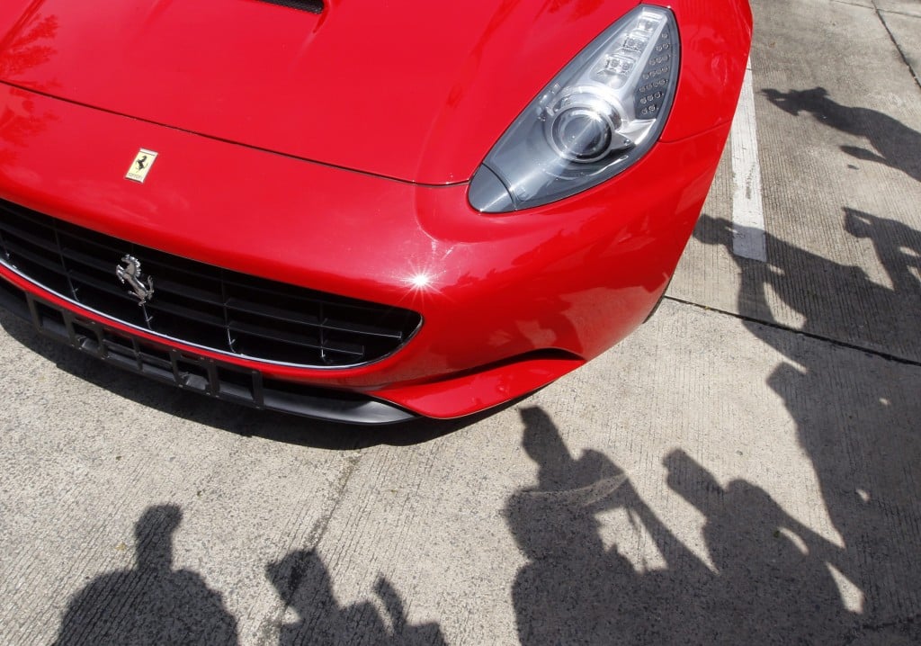 De Italiaanse sportautofabrikant Ferrari overweegt zijn fiscale domicilie buiten Italië te zoeken om de kosten van belastingen te drukken. Dat meldde persbureau Bloomberg woensdag op basis van ingewijden. Ferrari maakt zich momenteel op voor de recent aangekondigde afsplitsing van moederbedrijf Fiat Chrysler. Met een fiscale verhuizing zou het iconische Italiaanse merk het voorbeeld volgen van dat Italiaans-Amerikaanse fusiebedrijf. Fiat Chrysler besloot eerder dit jaar zich te vestigen in Nederland, terwijl Londen werd gekozen als fiscale standplaats. Een eventuele fiscale verhuizing van Ferrari heeft volgens de bronnen geen gevolgen voor de productie in het Italiaanse Maranello.